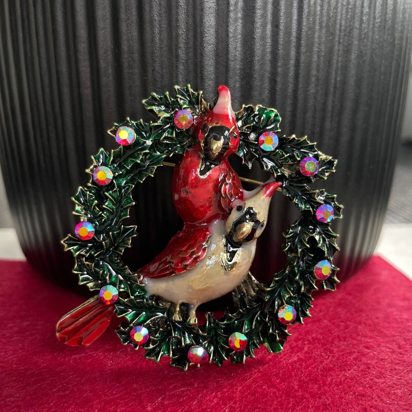 Charming parrot wreath gold pin brooch