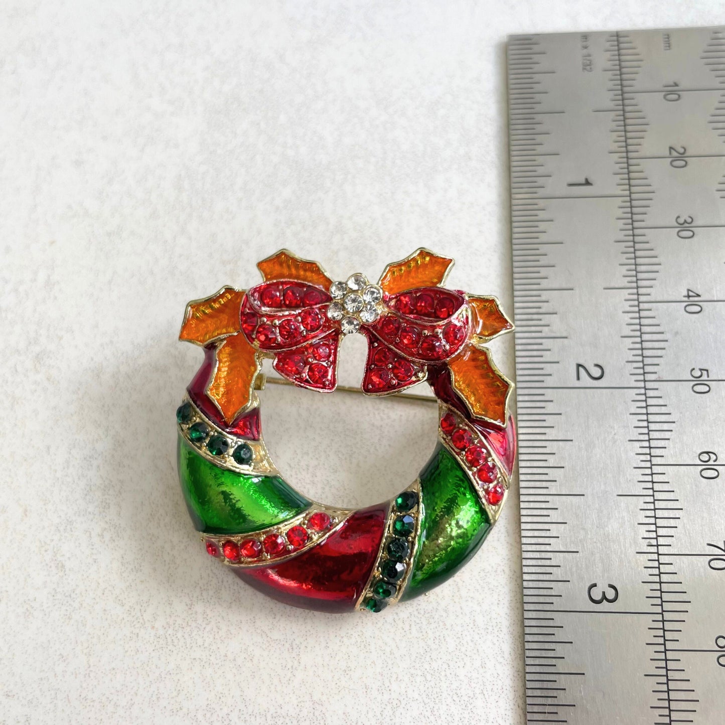 Charming red & green ribbon Xmas wreath gold pin brooch
