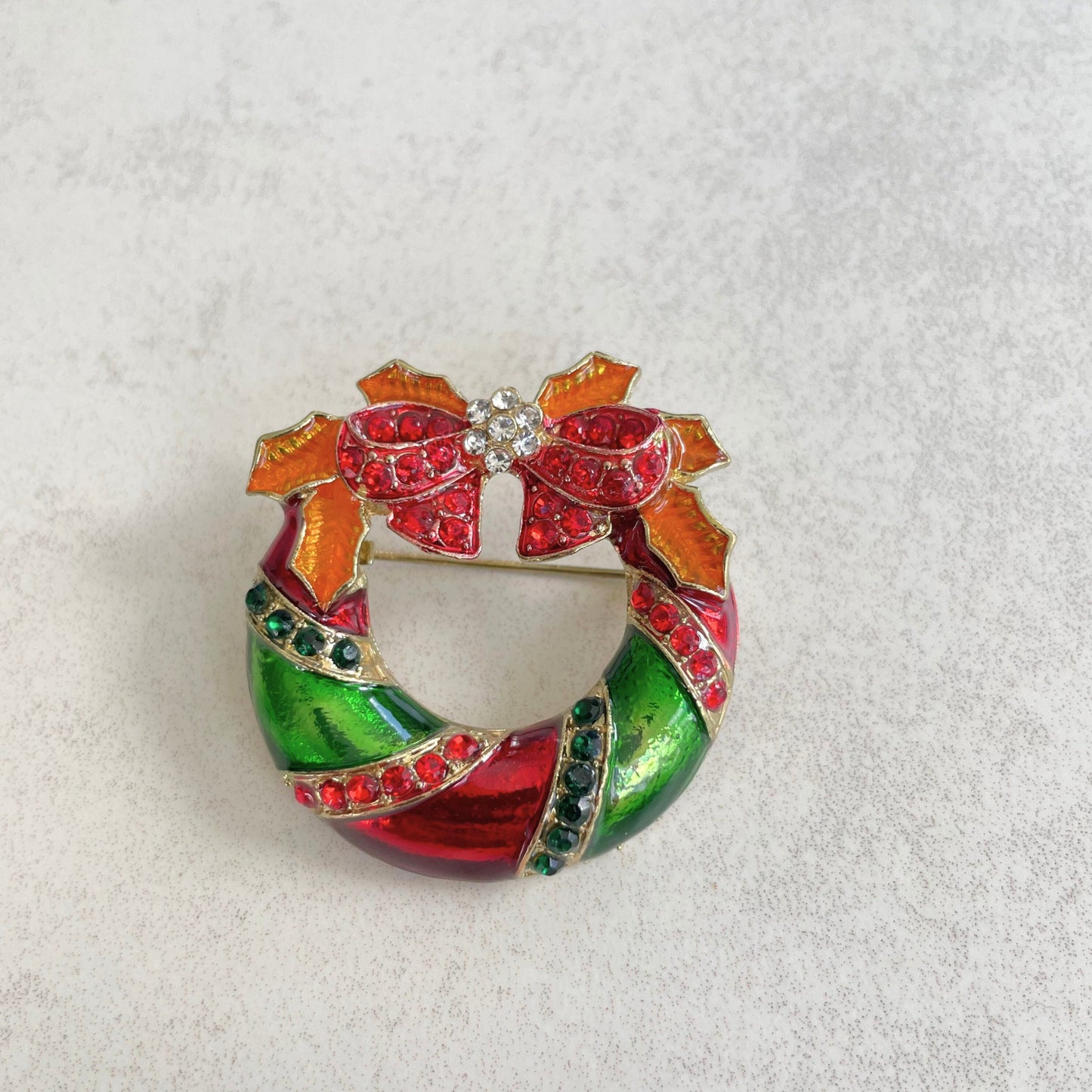 Charming red & green ribbon Xmas wreath gold pin brooch
