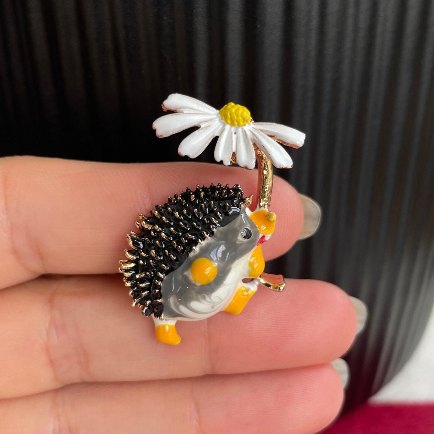 Charming little hedgehog daisy flower pin brooch