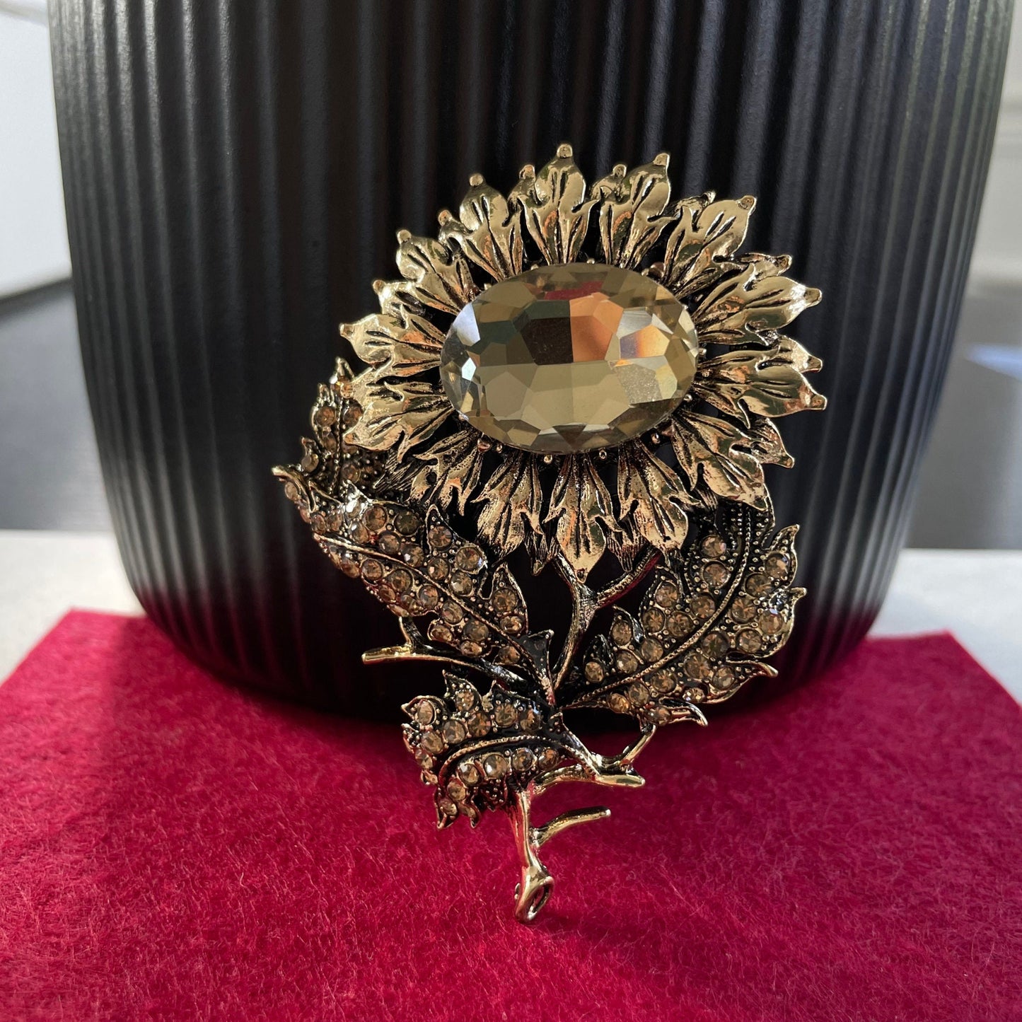 Vintage style champagne crystal large sunflower flower gold pin brooch
