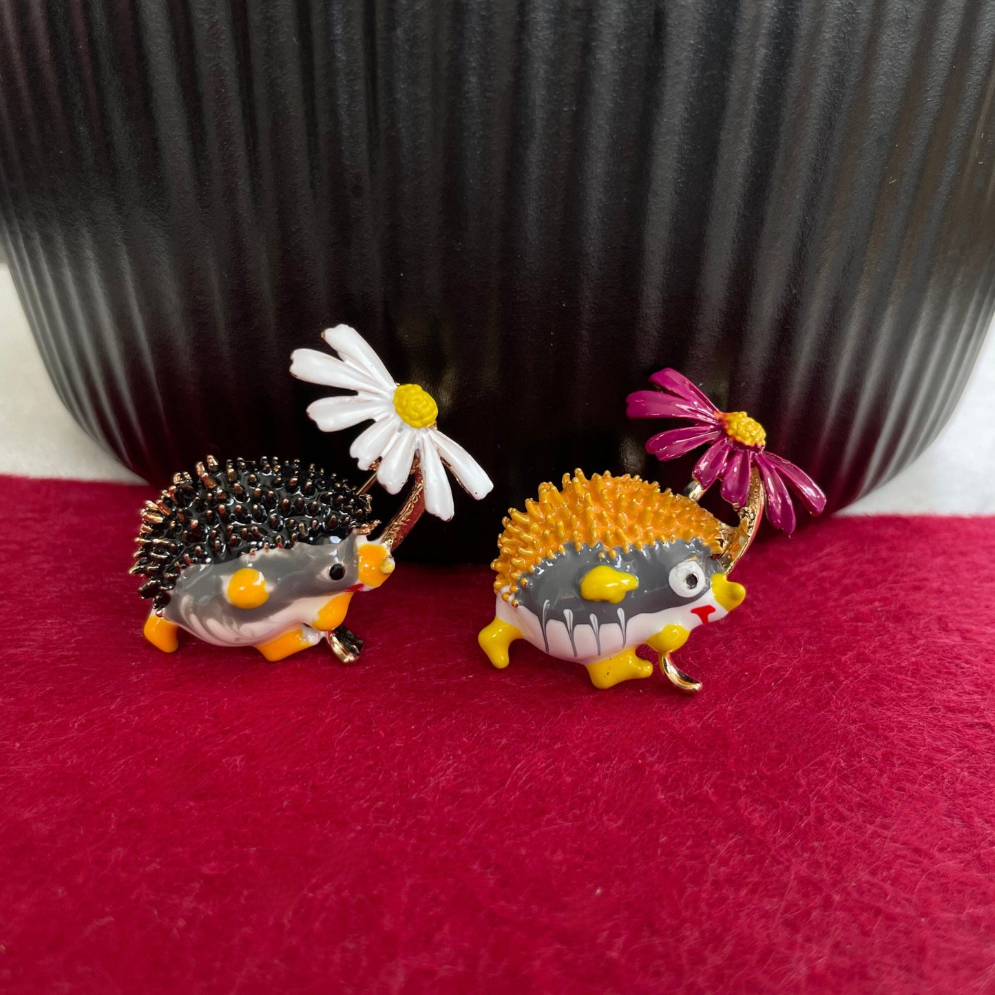 Charming little hedgehog daisy flower pin brooch
