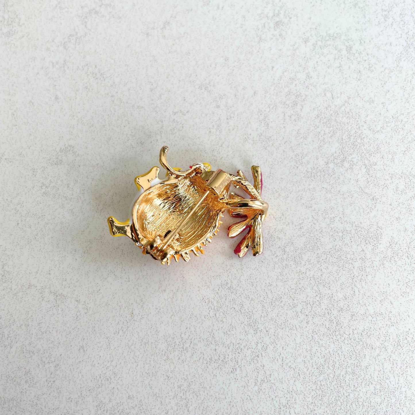 Charming little hedgehog daisy flower pin brooch