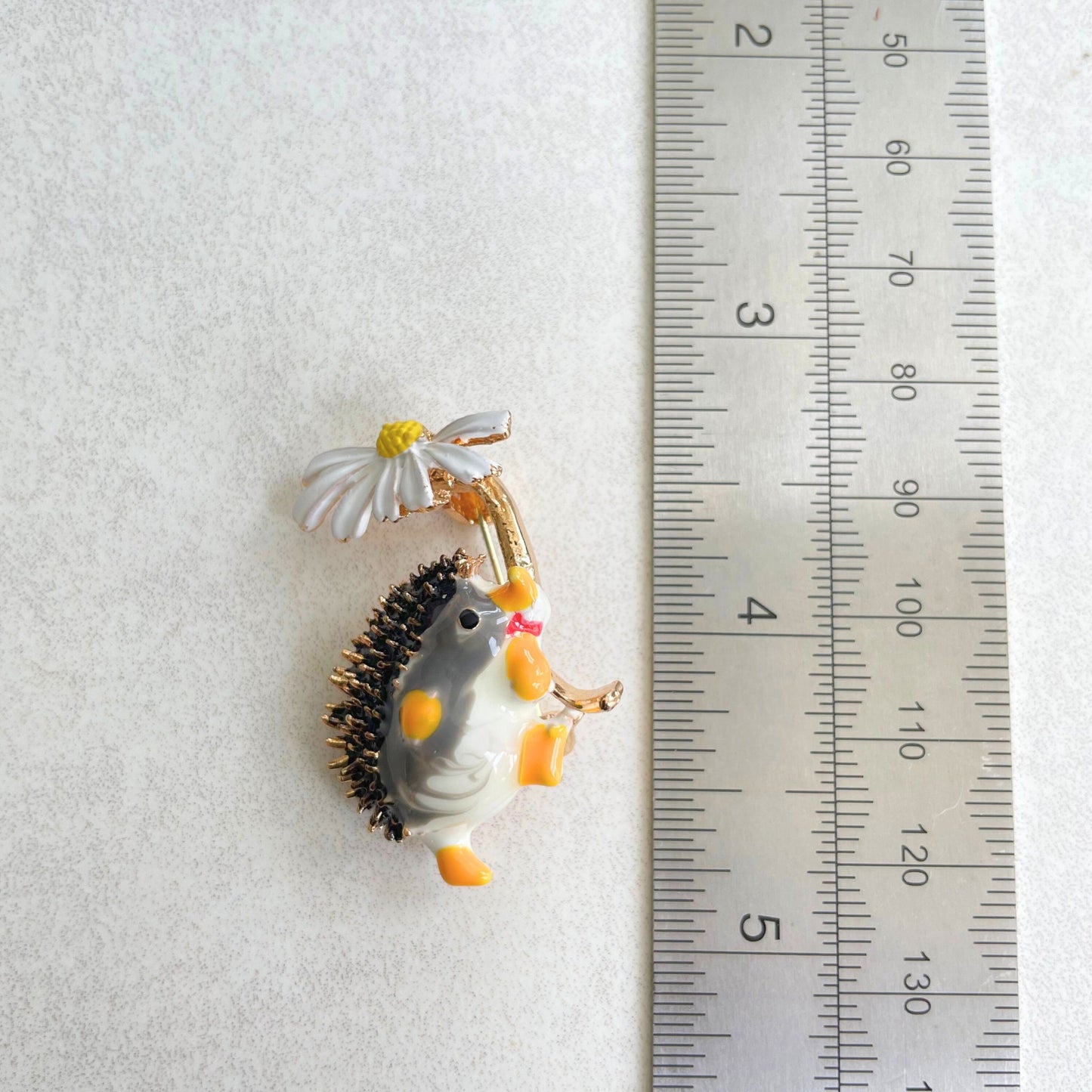 Charming little hedgehog daisy flower pin brooch