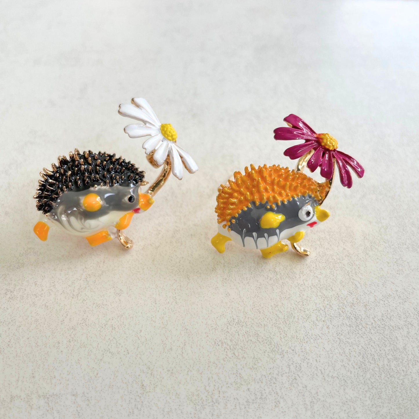 Charming little hedgehog daisy flower pin brooch