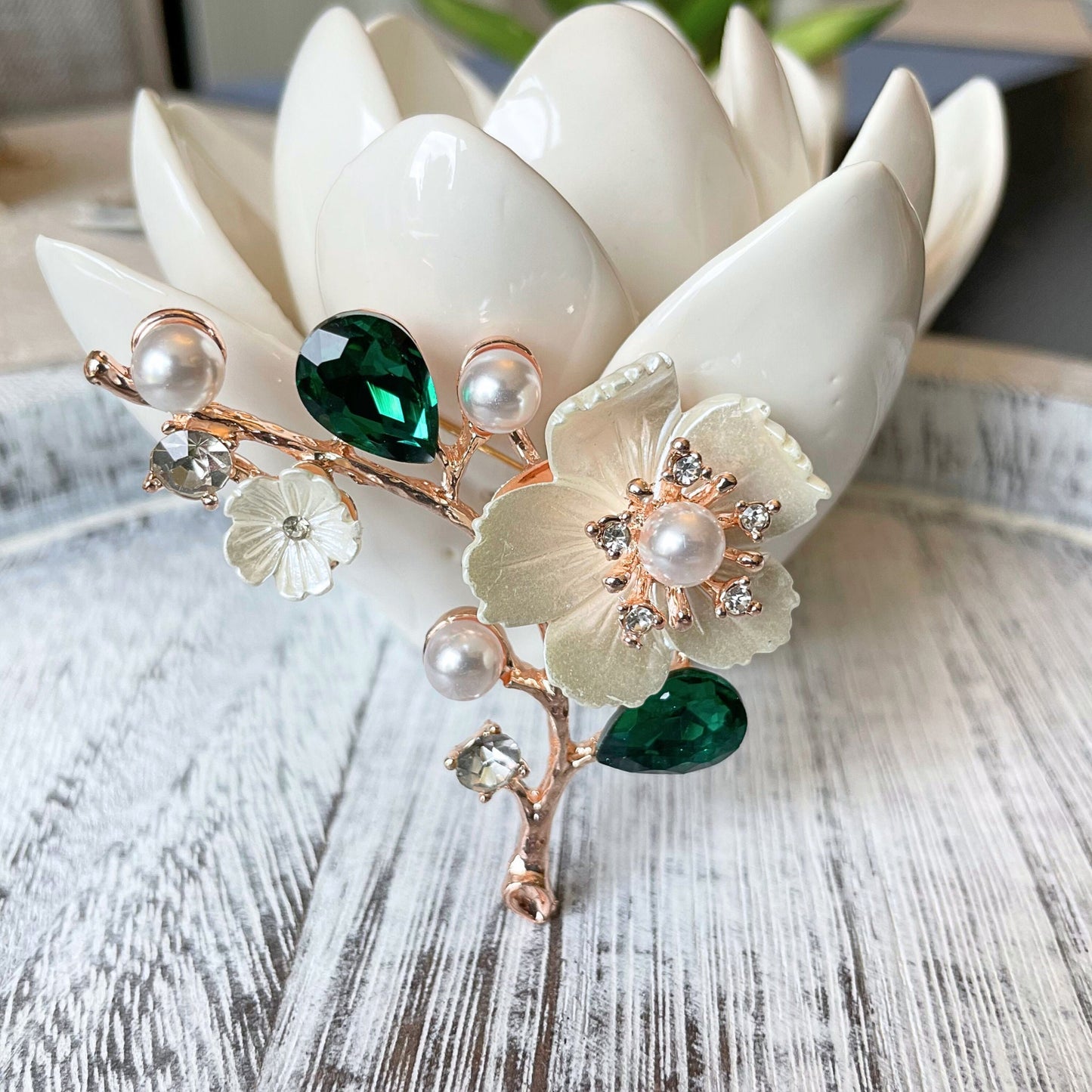 Vintage style pearls white blooming flower emerald gold pin brooch