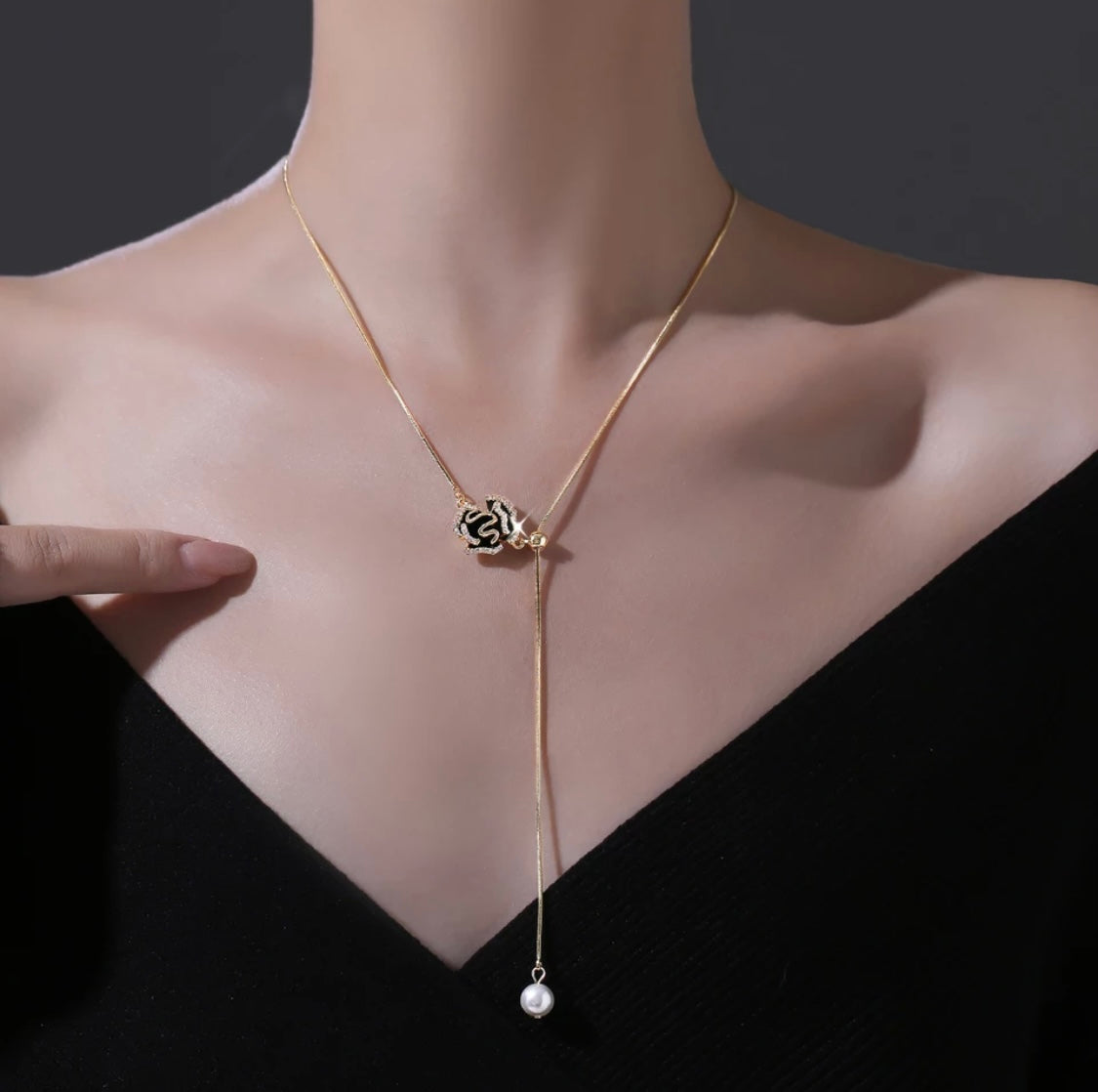 Black Flower Pearl Necklace