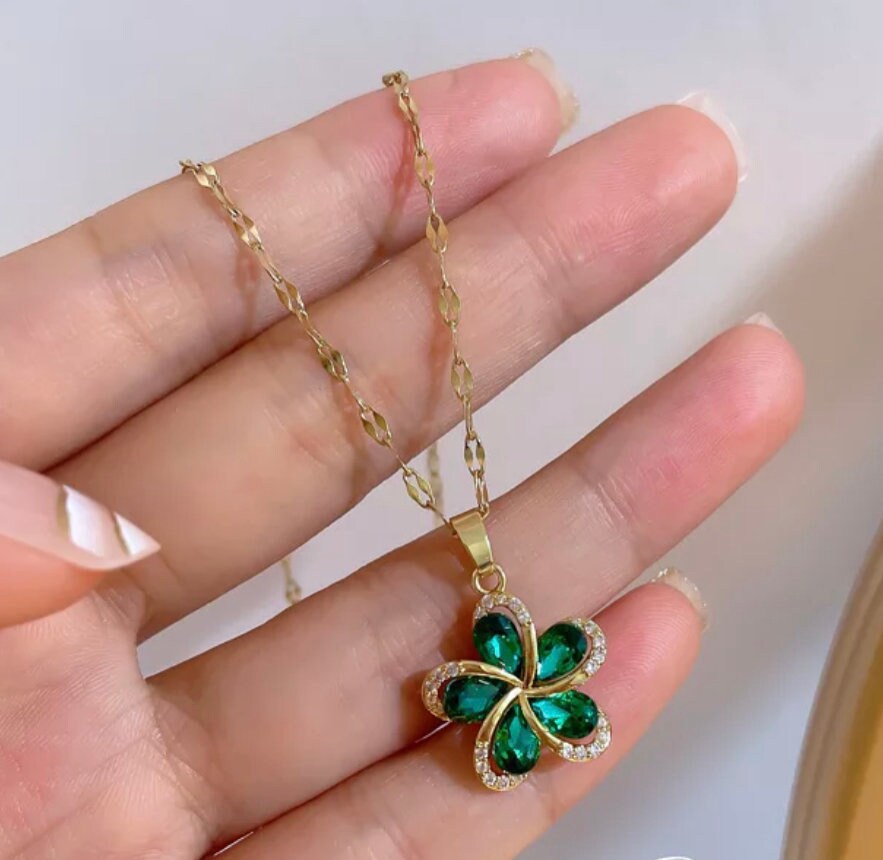 Minimalist Green CZ Flower Pendant Necklace,Green Emerald Clover Pendant Necklace-Delicate Leaf Necklace-Dainty Gold Necklace-Gift For Her