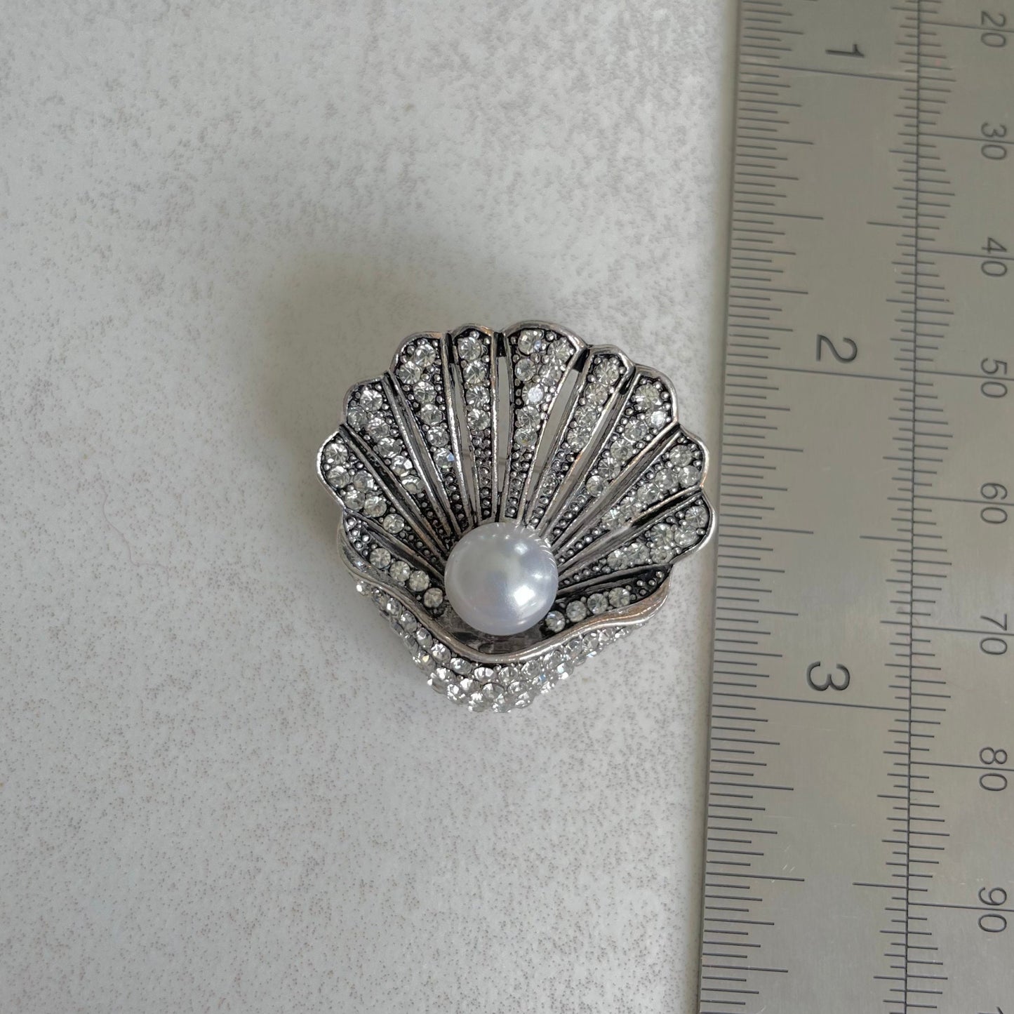 Vintage style Clamshell pearl gold brooch