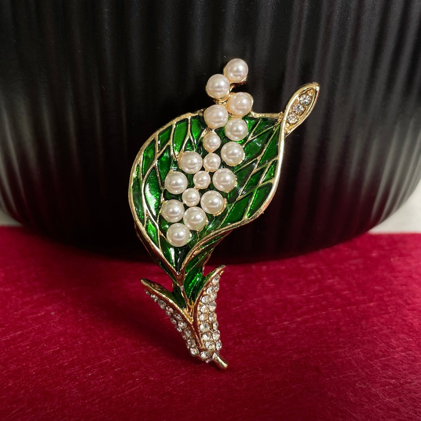 White flower pearl gold pin brooch