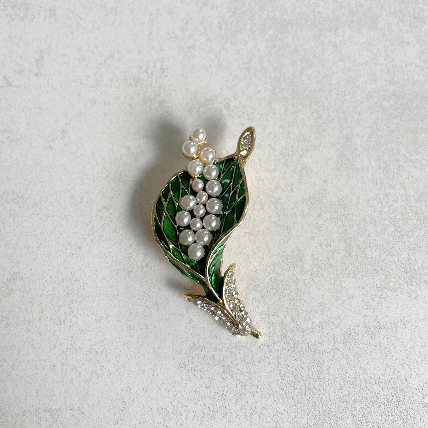 White flower pearl gold pin brooch