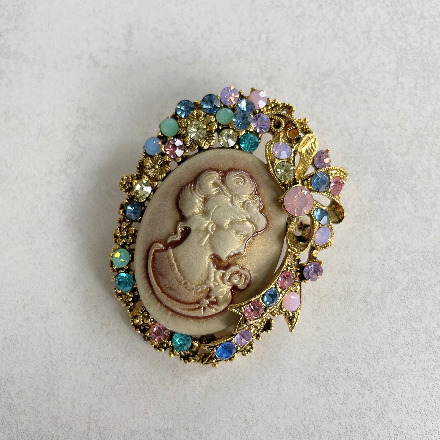 Vintage style lady portrait picture frame gold pin brooch