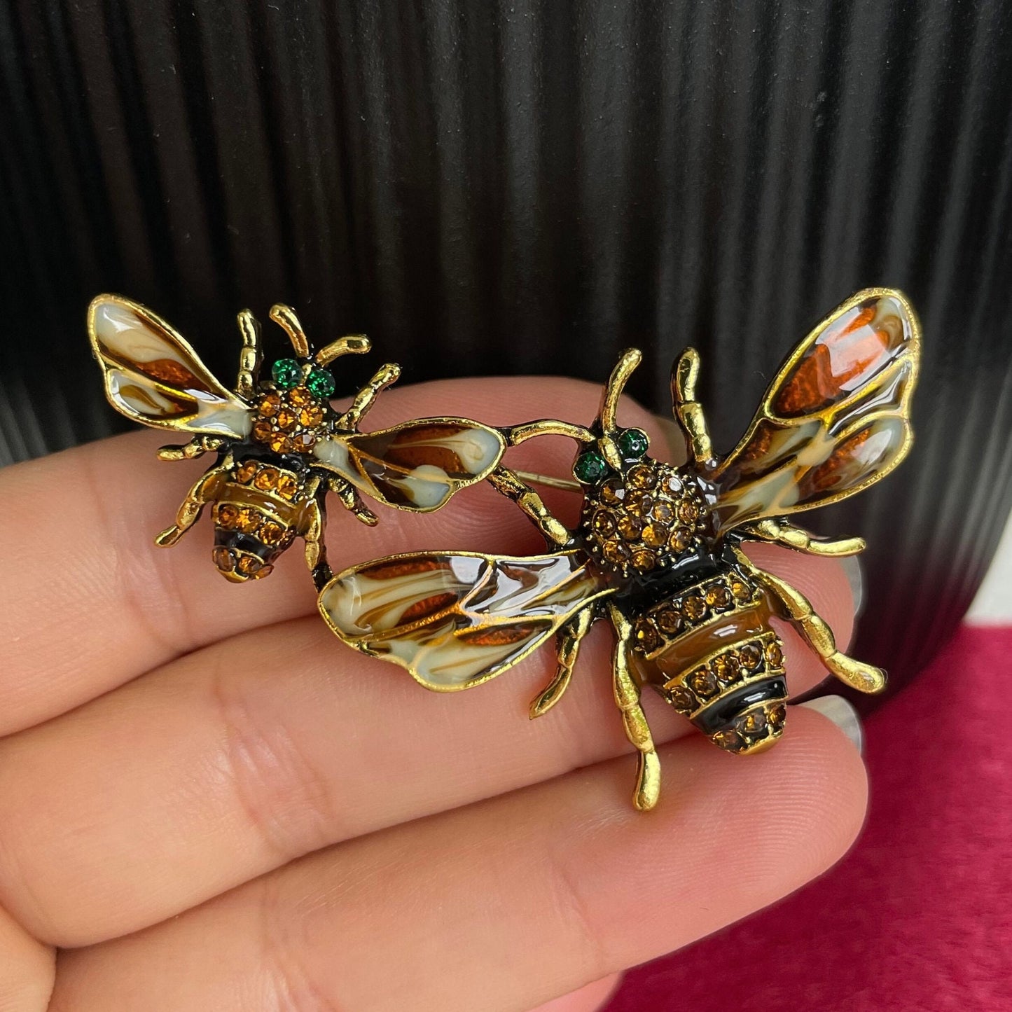 Double bee gold pin brooch