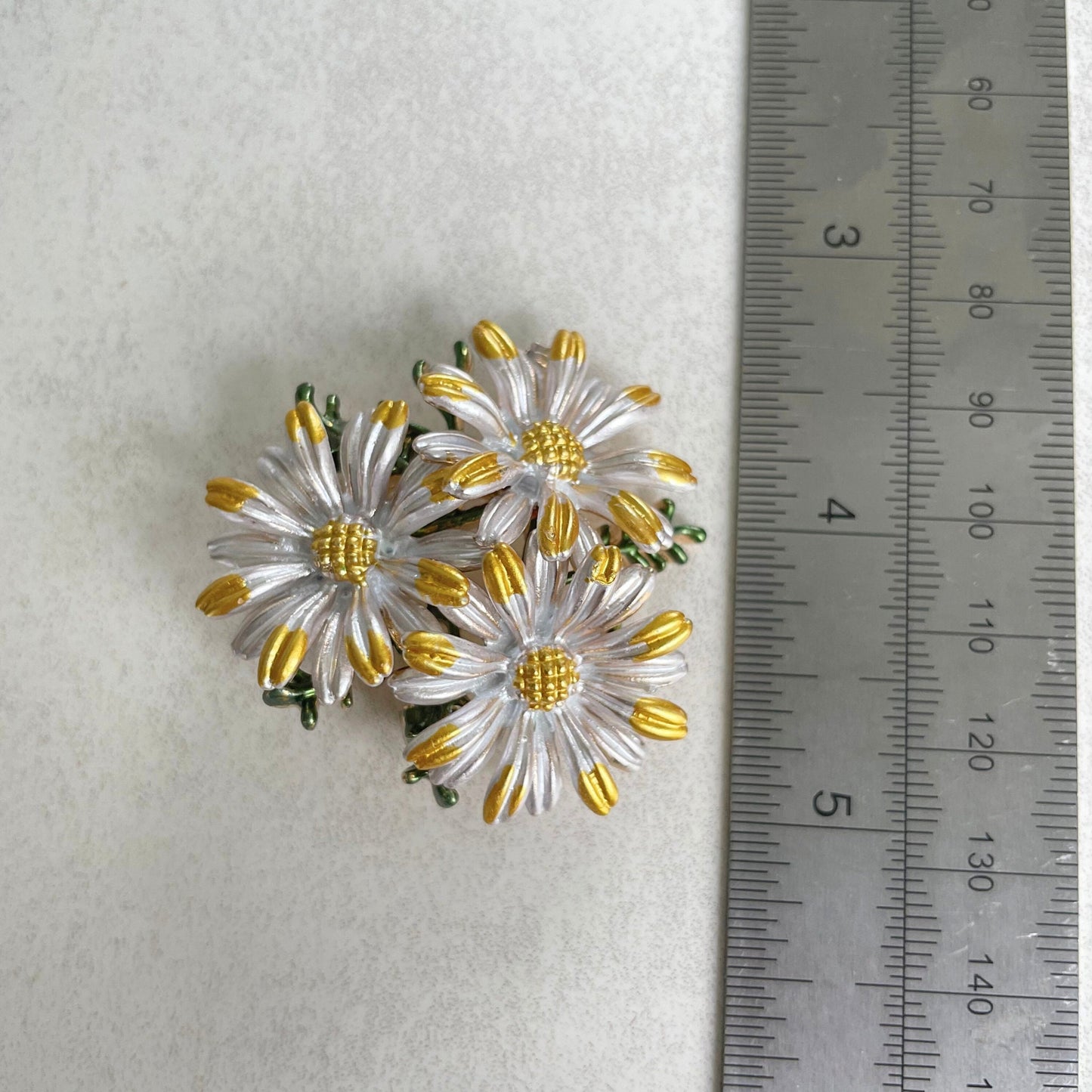 Delicate daisy flower gold pin brooch