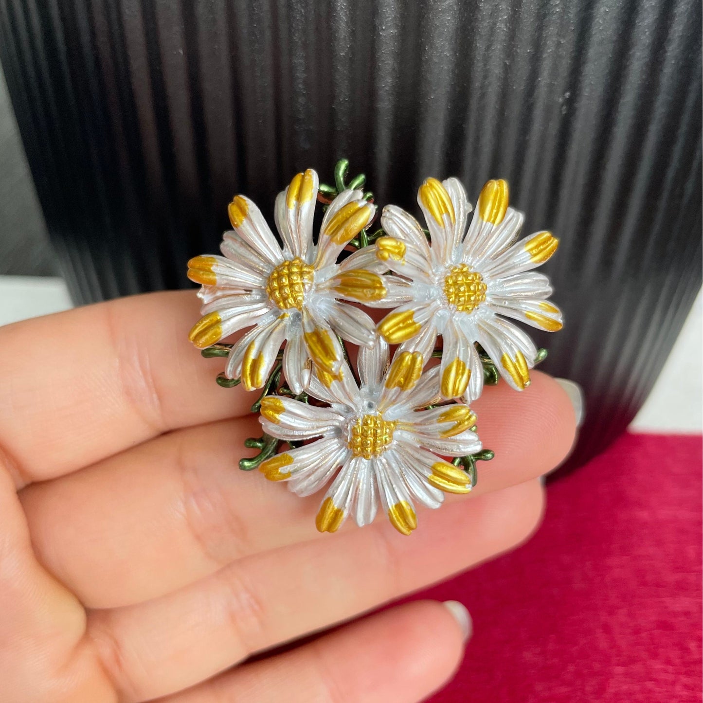 Delicate daisy flower gold pin brooch