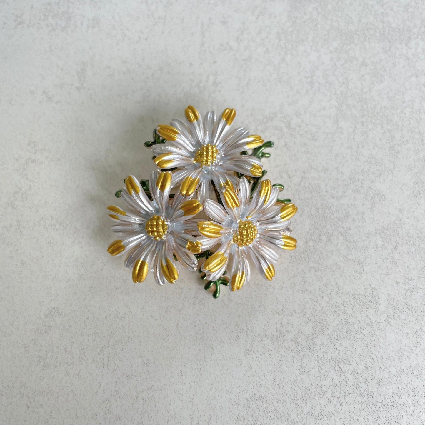 Delicate daisy flower gold pin brooch