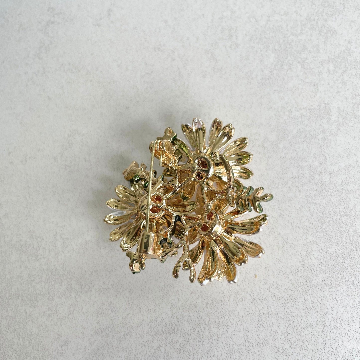 Delicate daisy flower gold pin brooch