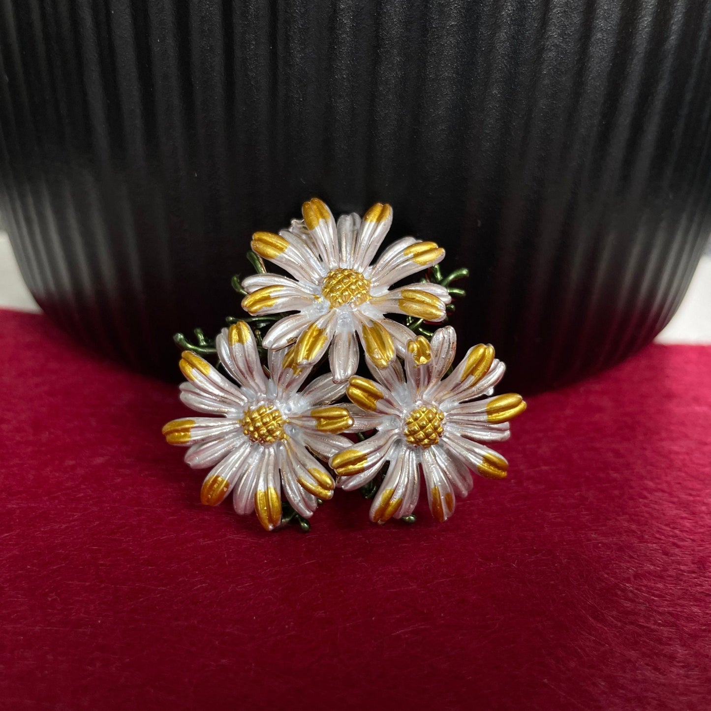 Delicate daisy flower gold pin brooch