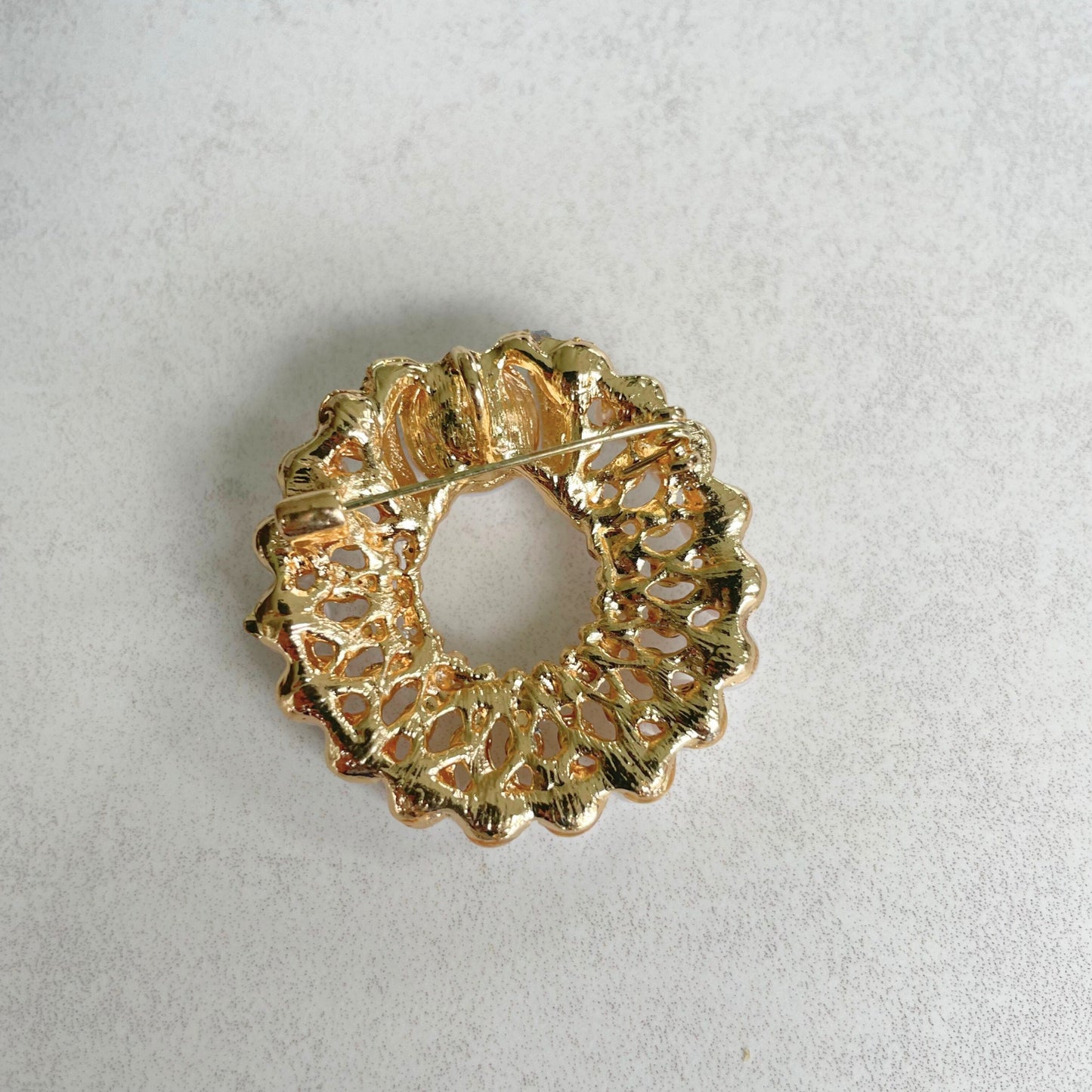 Delicate Vintage style pearl flower circle gold pin brooch