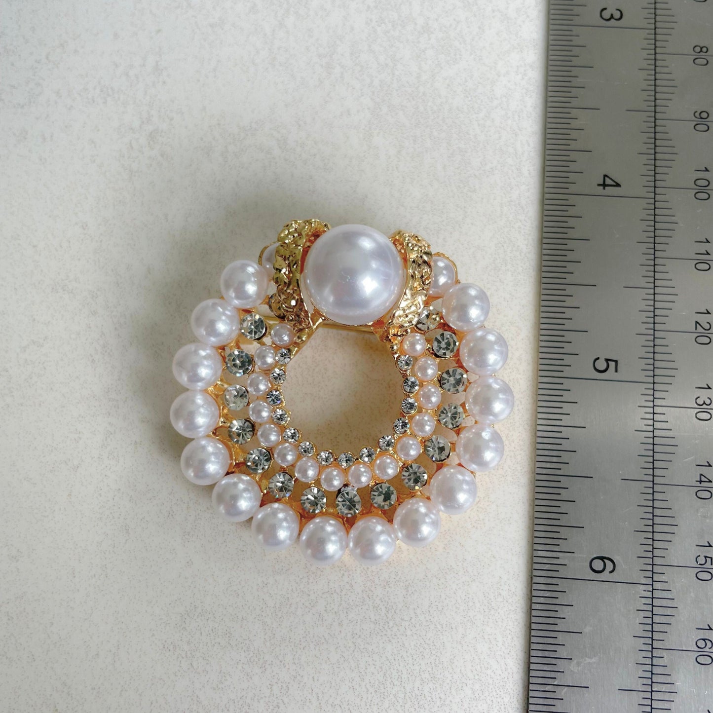 Delicate Vintage style pearl flower circle gold pin brooch