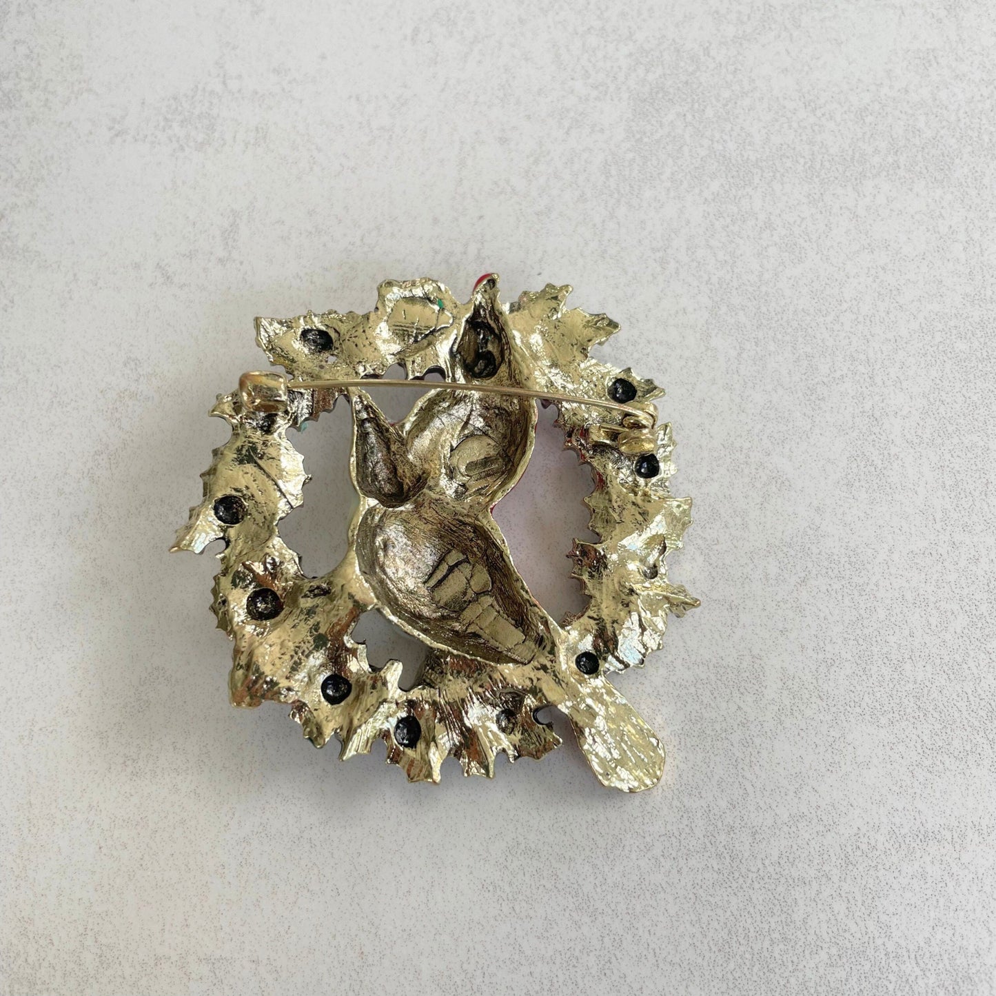 Charming parrot wreath gold pin brooch