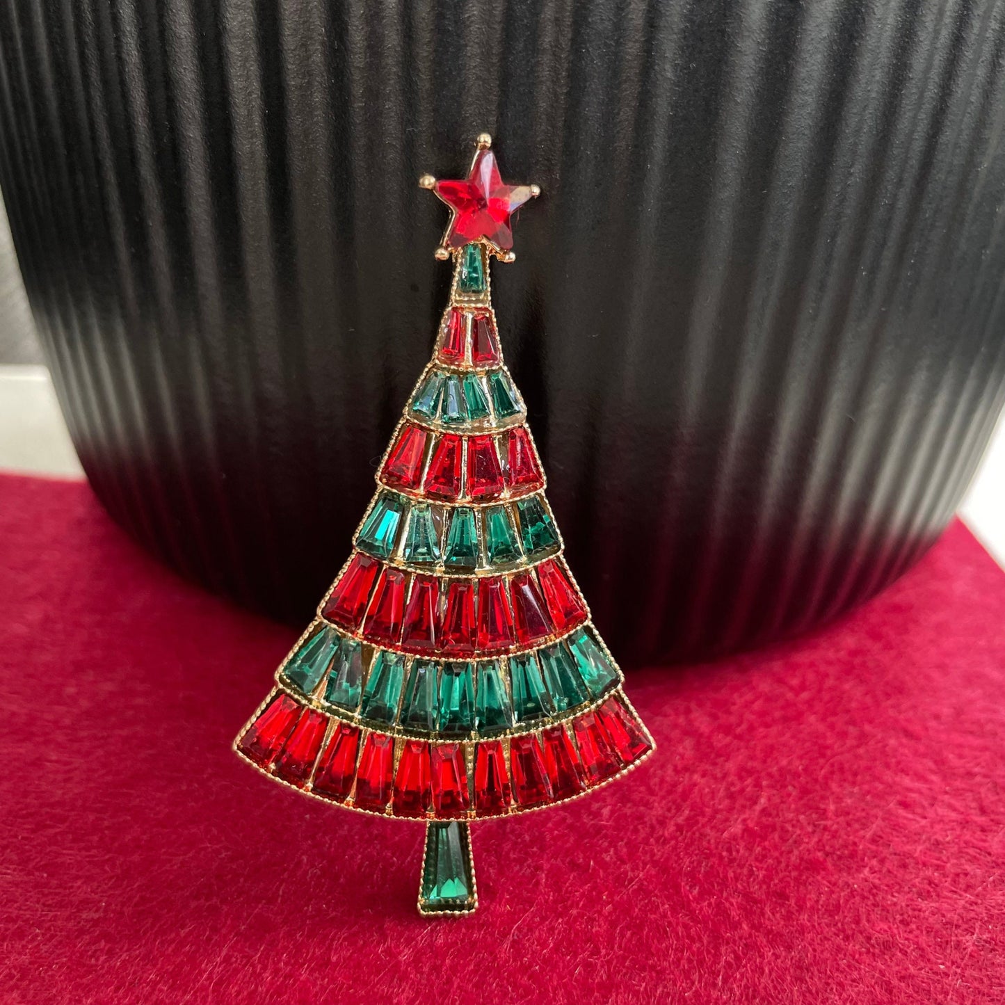 Charming red & green crystal Xmas tree gold pin brooch