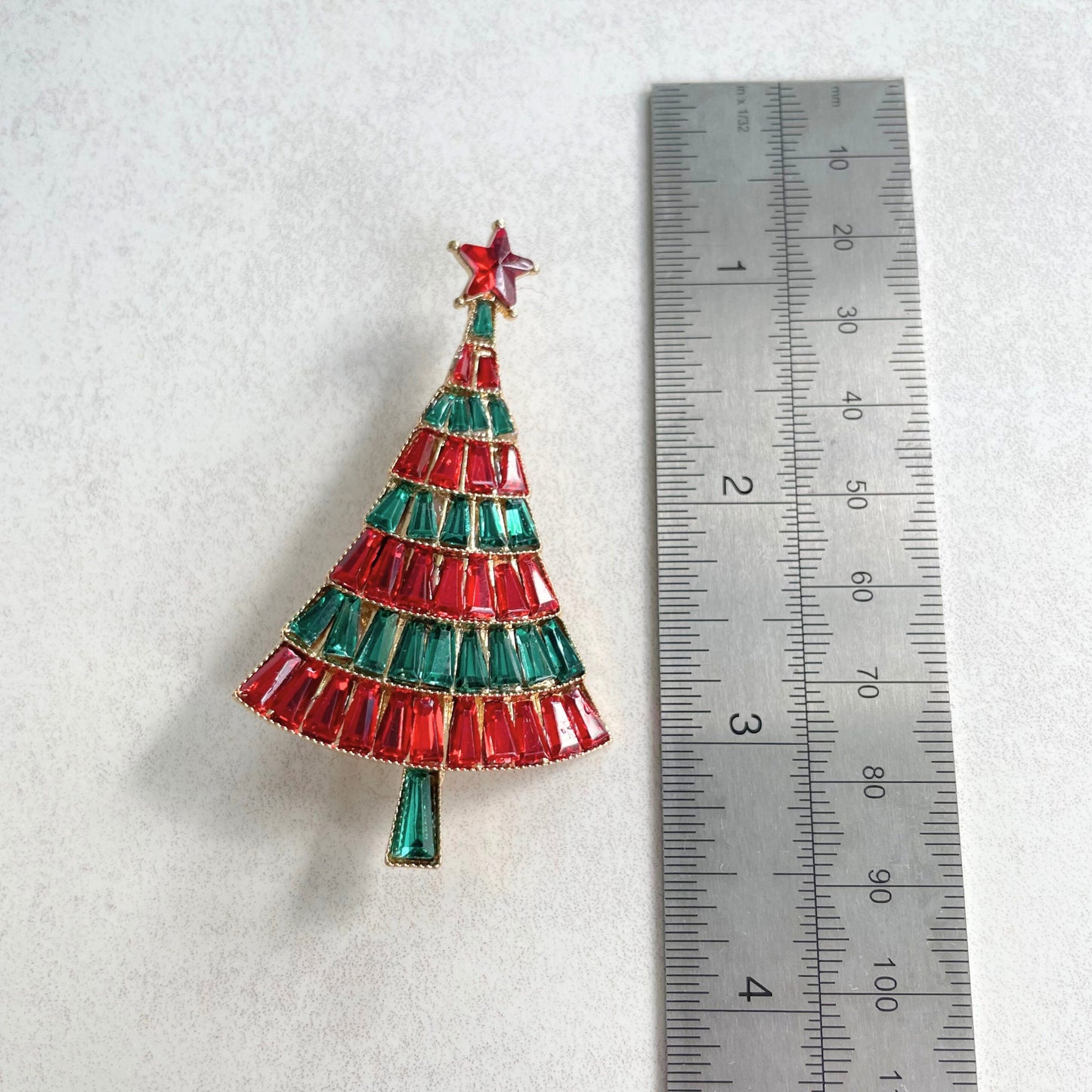 Charming red & green crystal Xmas tree gold pin brooch