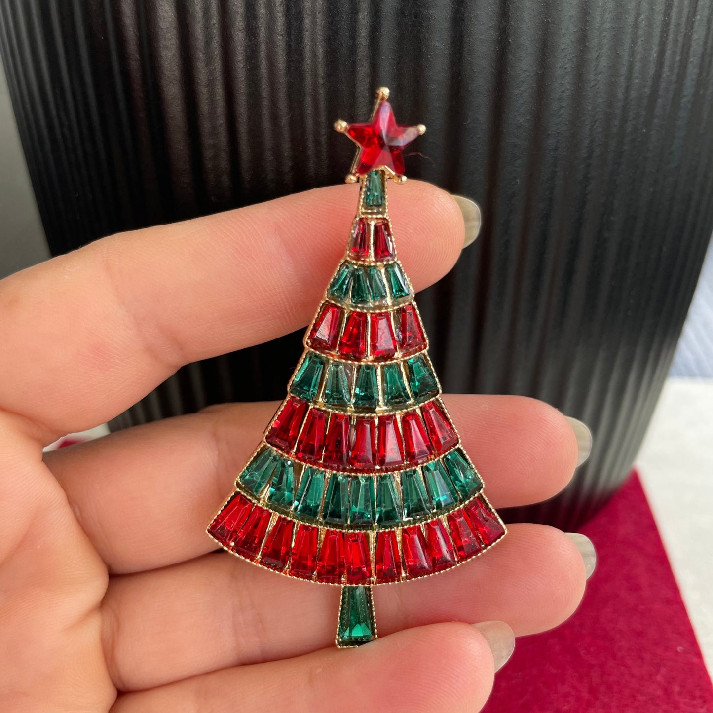 Charming red & green crystal Xmas tree gold pin brooch