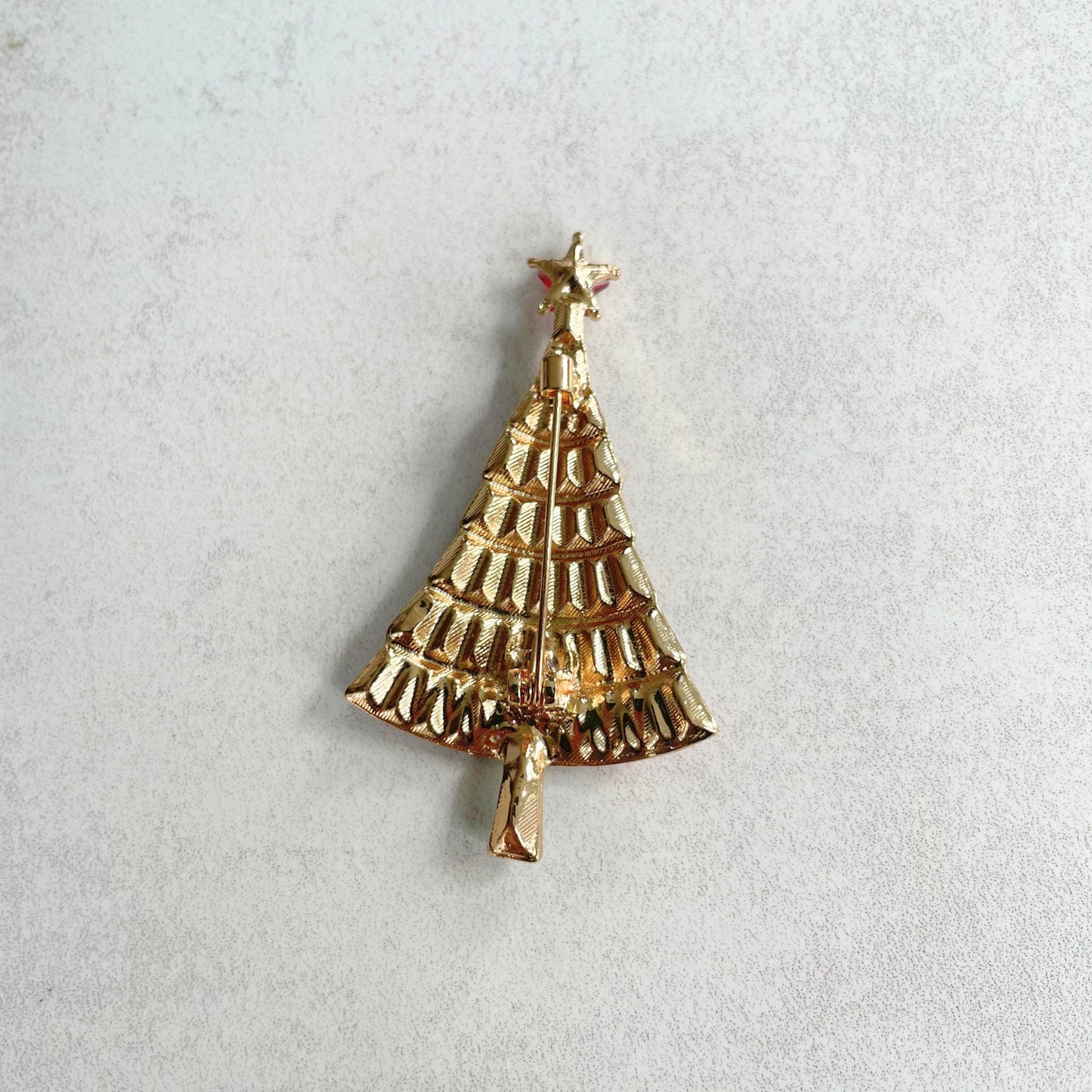 Charming red & green crystal Xmas tree gold pin brooch