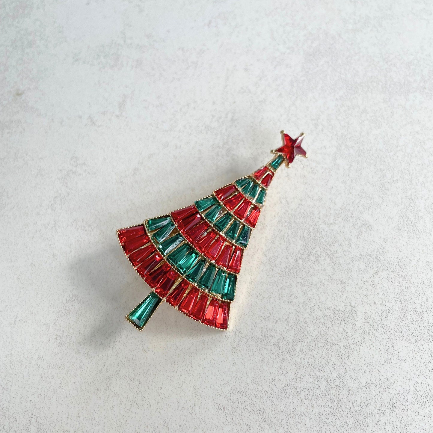 Charming red & green crystal Xmas tree gold pin brooch