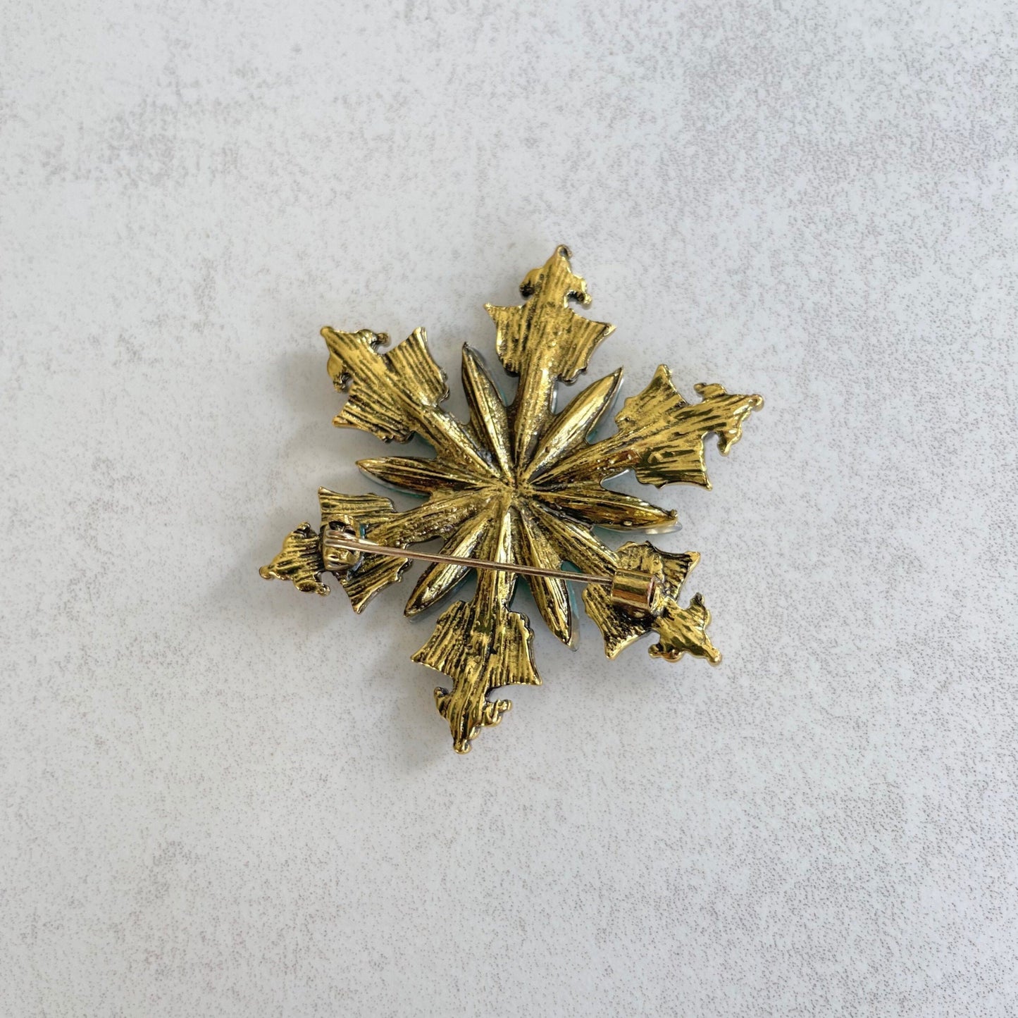 Green emerald crystal snowflake gold pin brooch