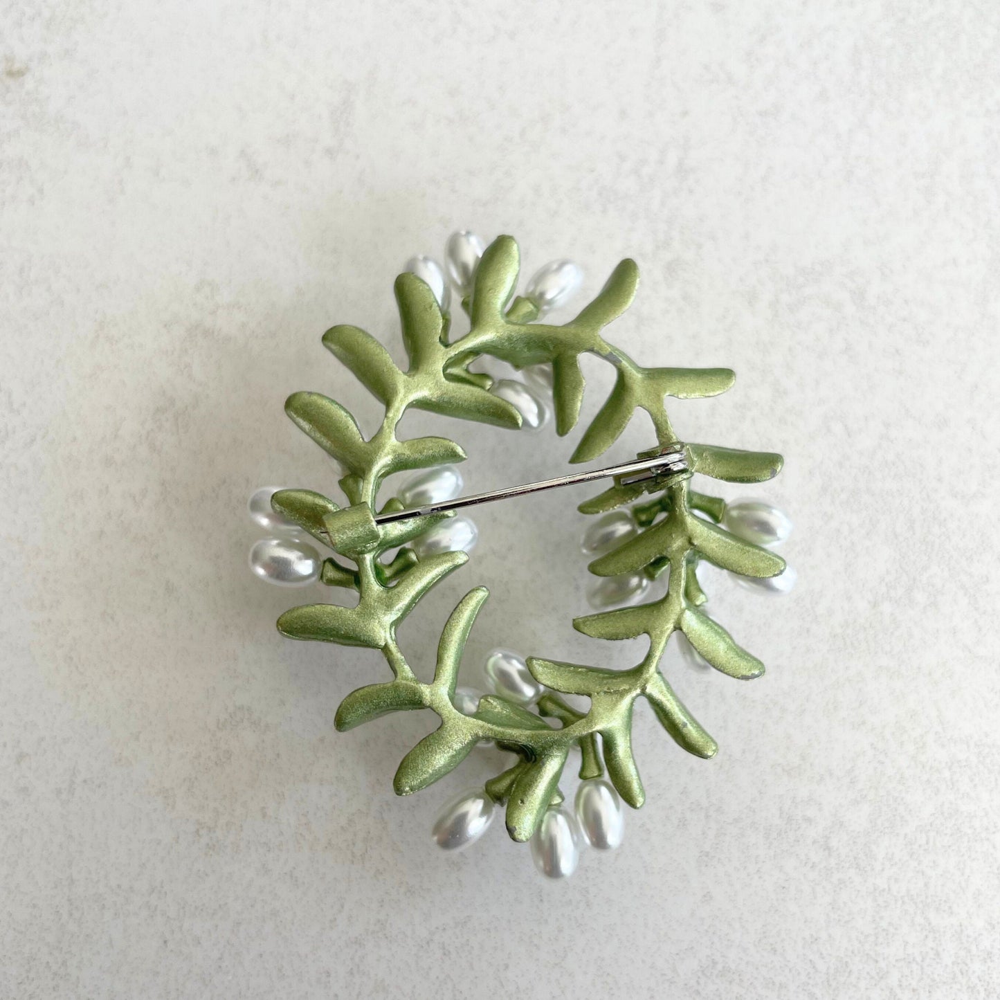 Delicate tree branch green leaf wreath flower pearls pin brooch