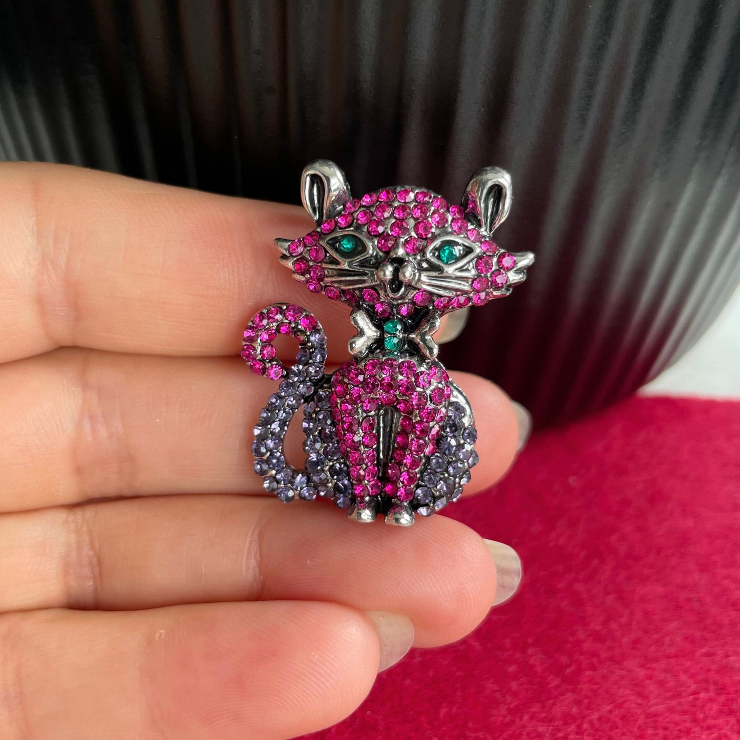 Charming pink crystal cat silver pin brooch