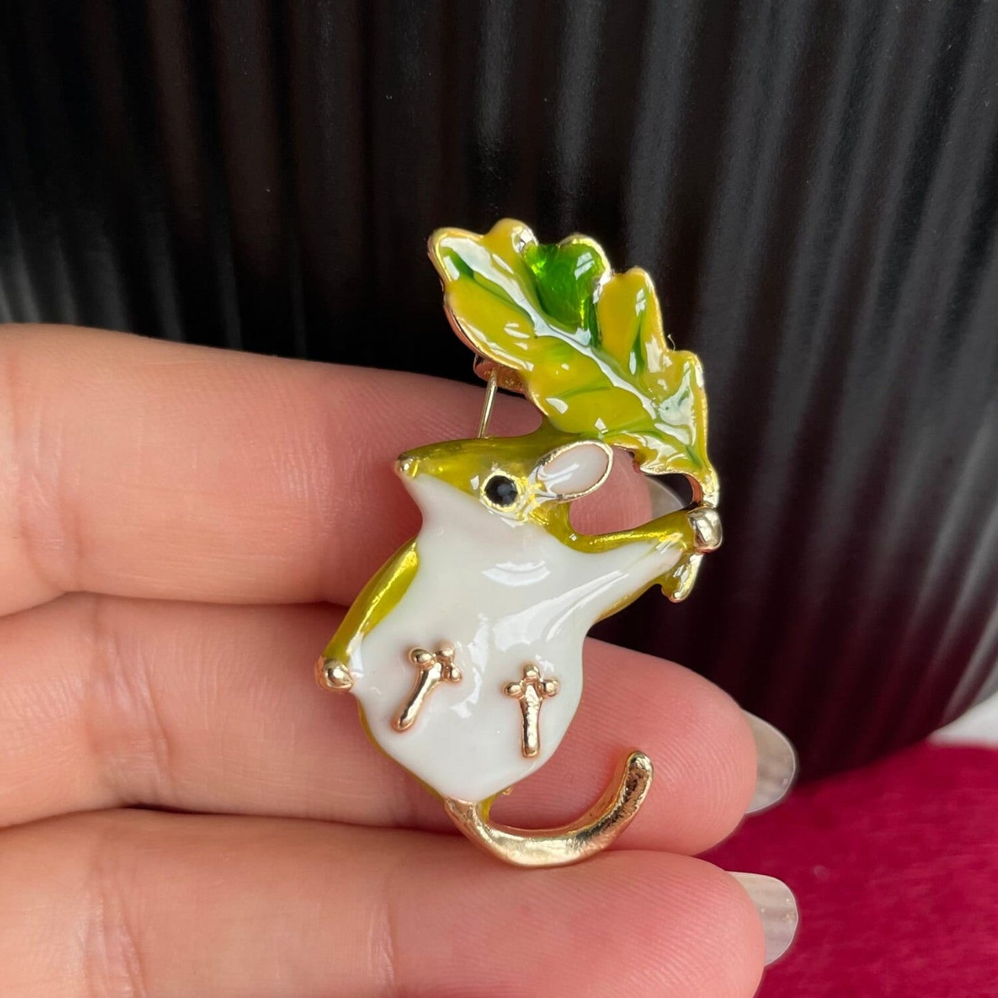 Charming cute little mouse tree leaf gold pin brooch