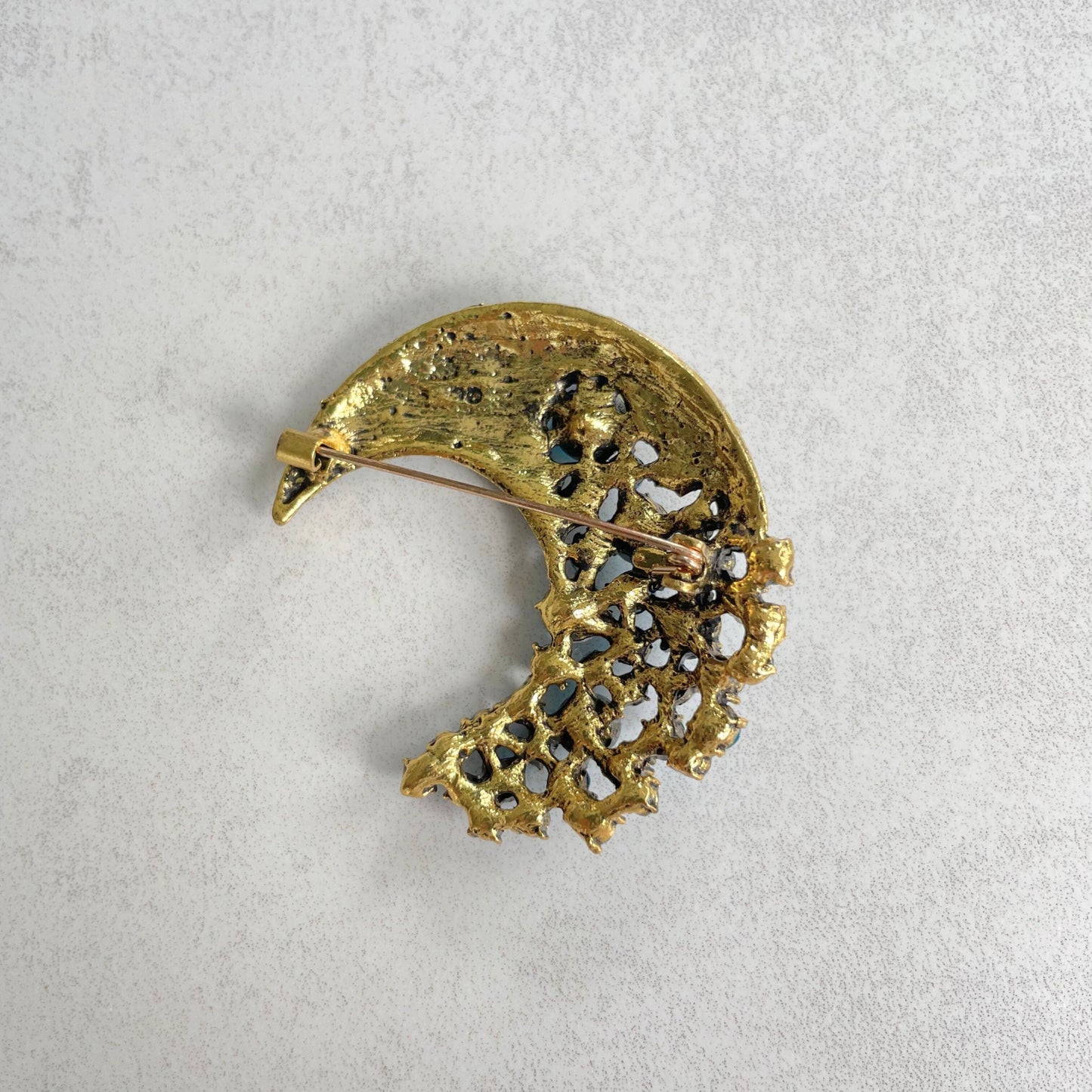 Elegant vintage style blue rhinestone crescent moon gold pin brooch