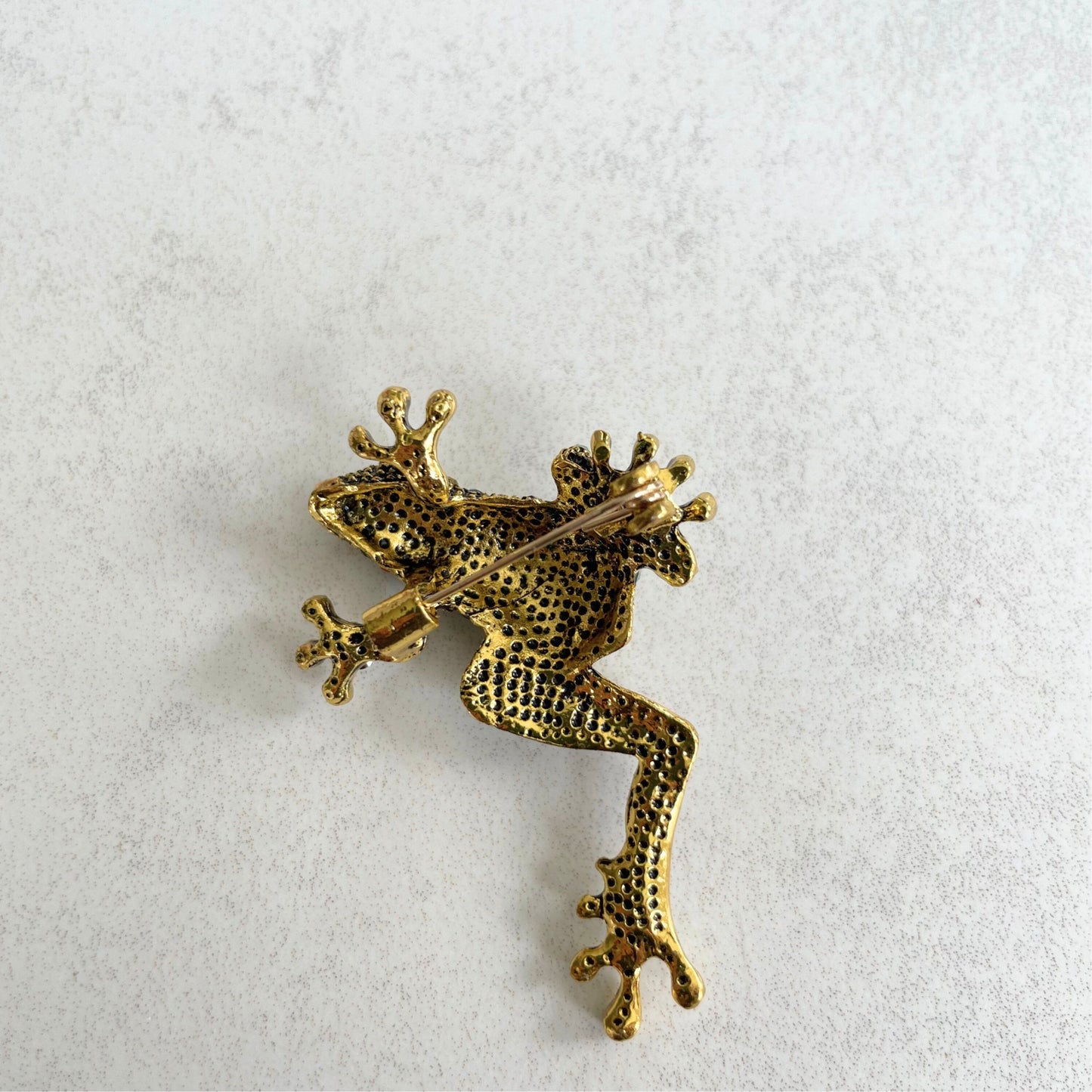 Charming turquoise frog gold pin brooch