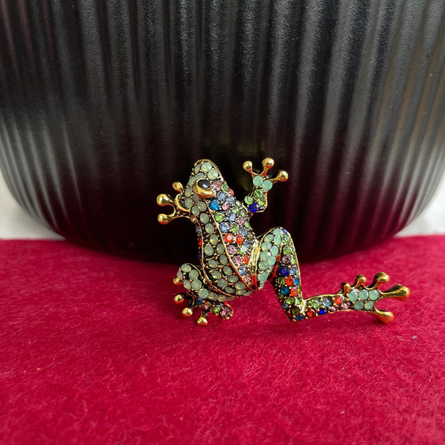 Charming turquoise frog gold pin brooch