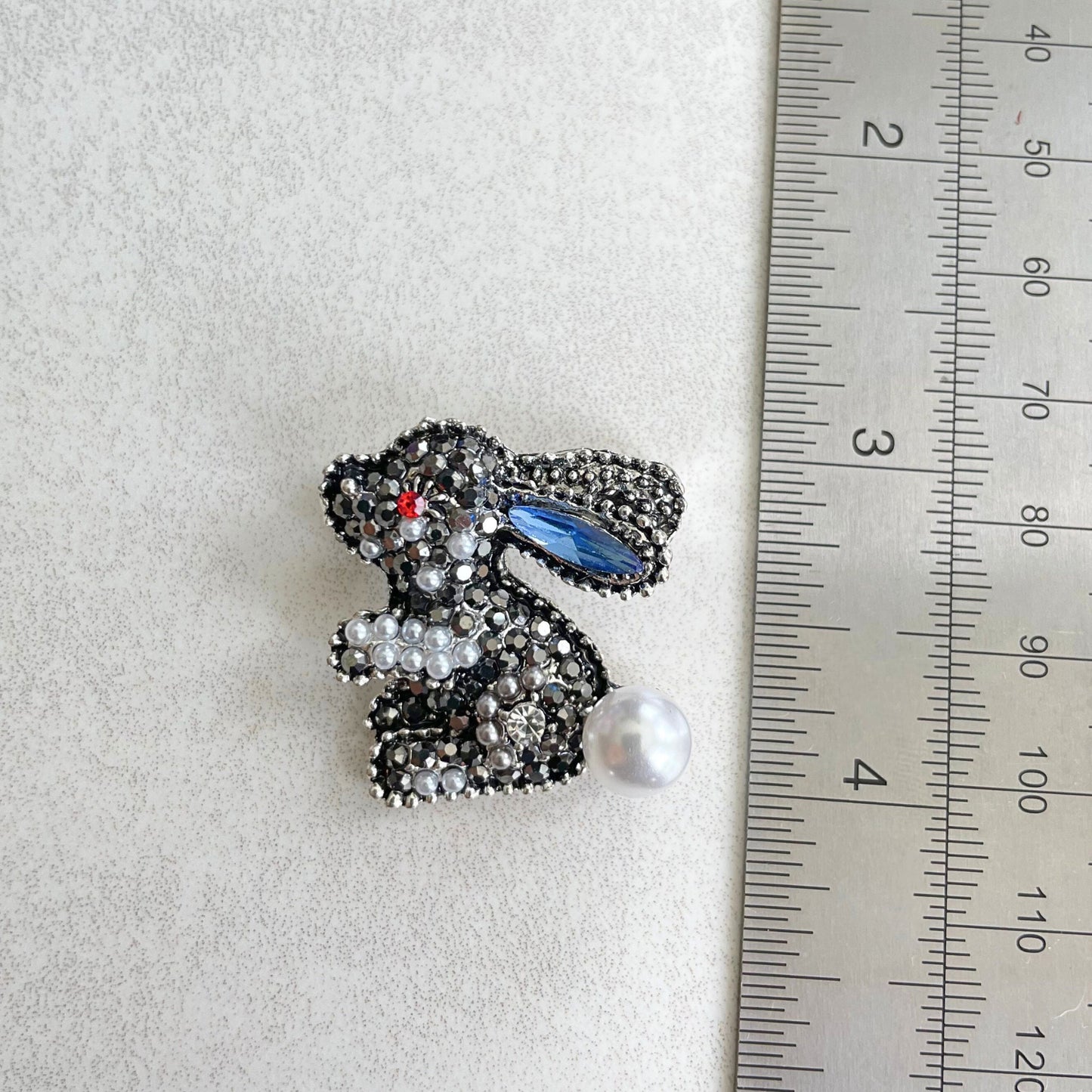 Charming little bunny pearl silver pin brooch