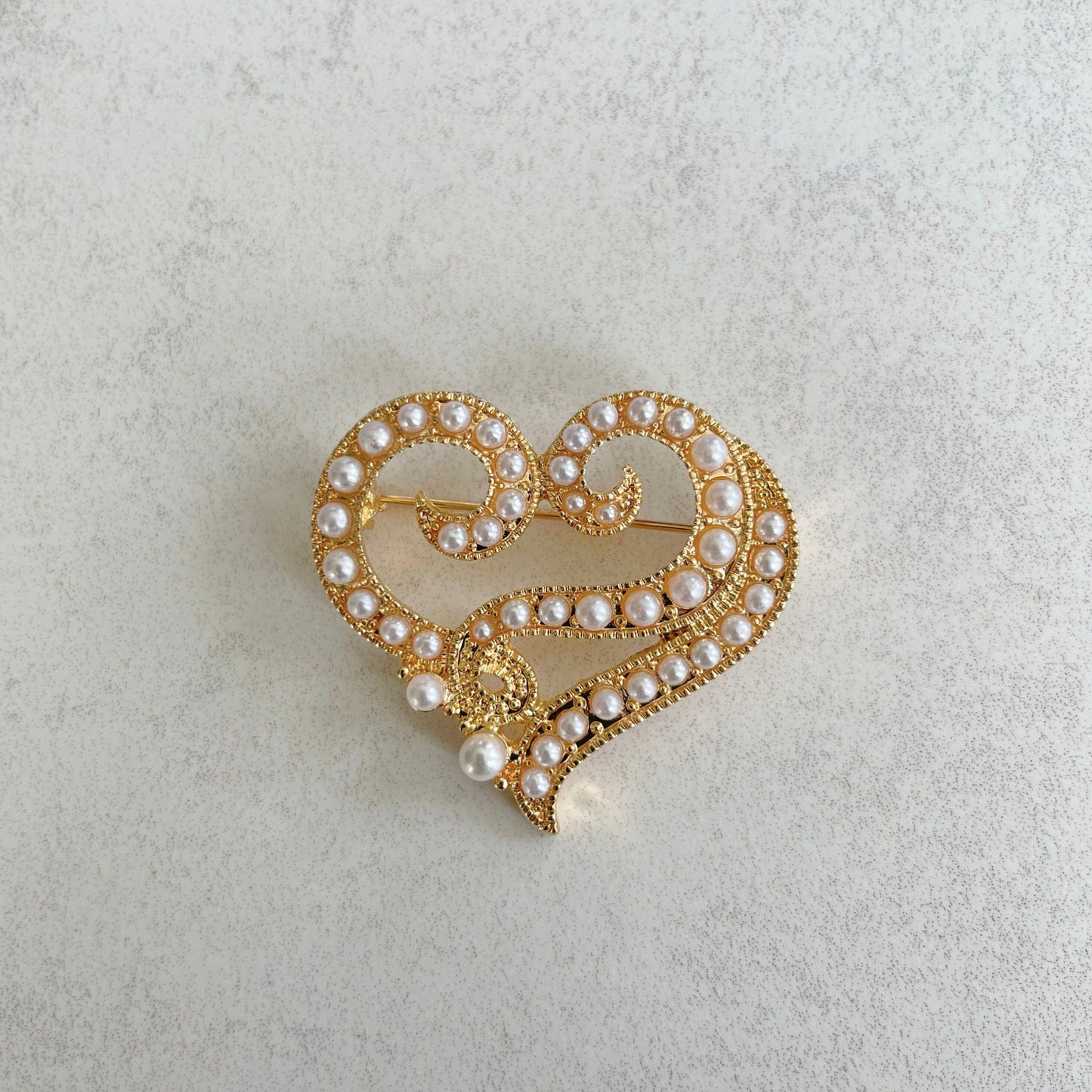 Elegant pearls gold heart brooch pin