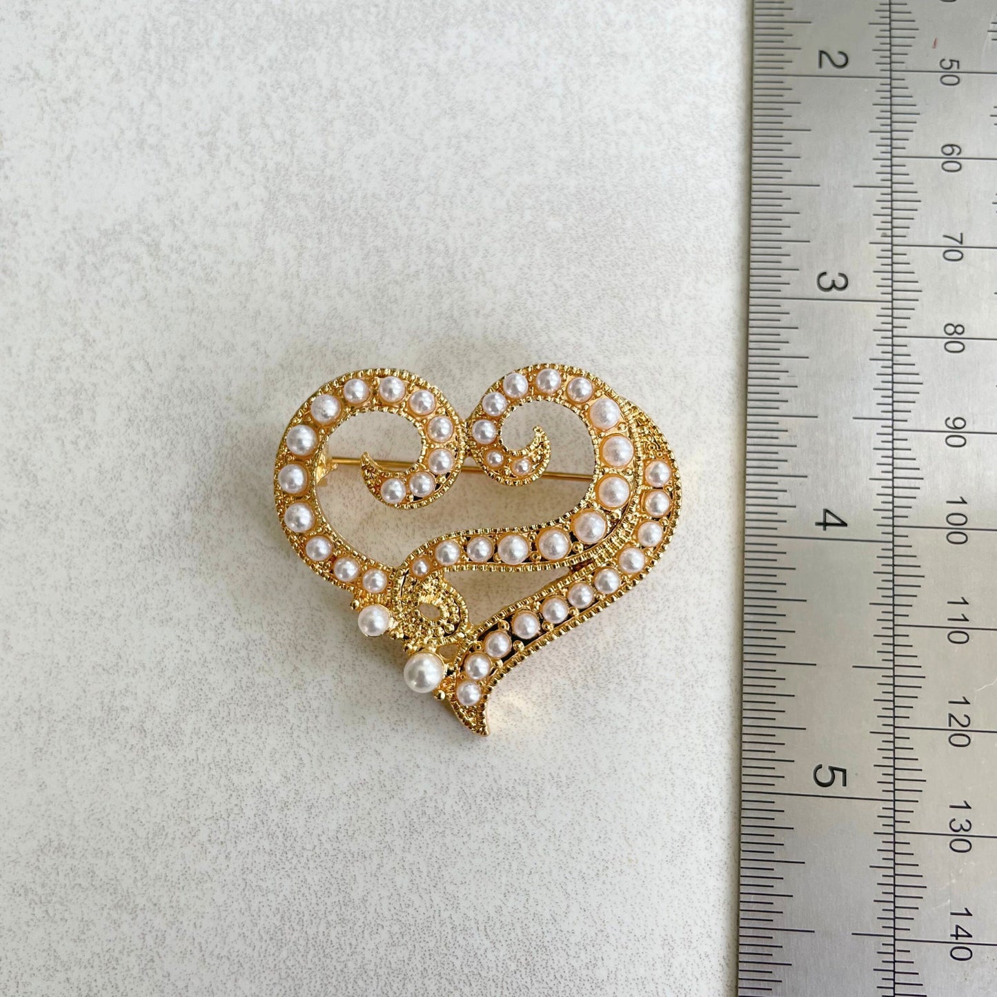 Elegant pearls gold heart brooch pin