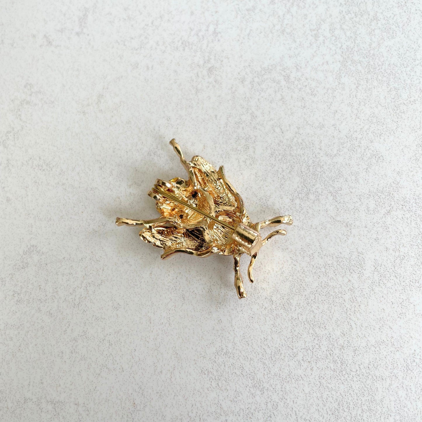 Vintage style bee gold pin brooch