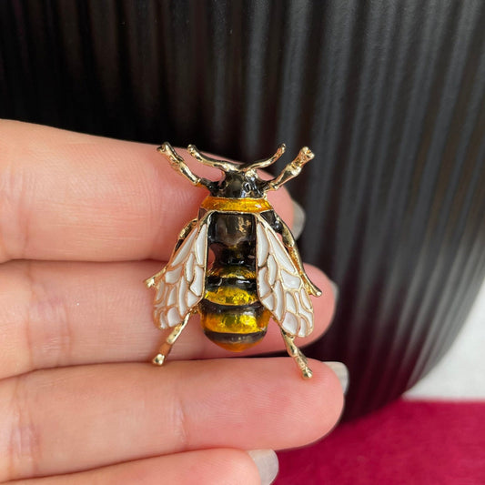 Vintage style bee gold pin brooch