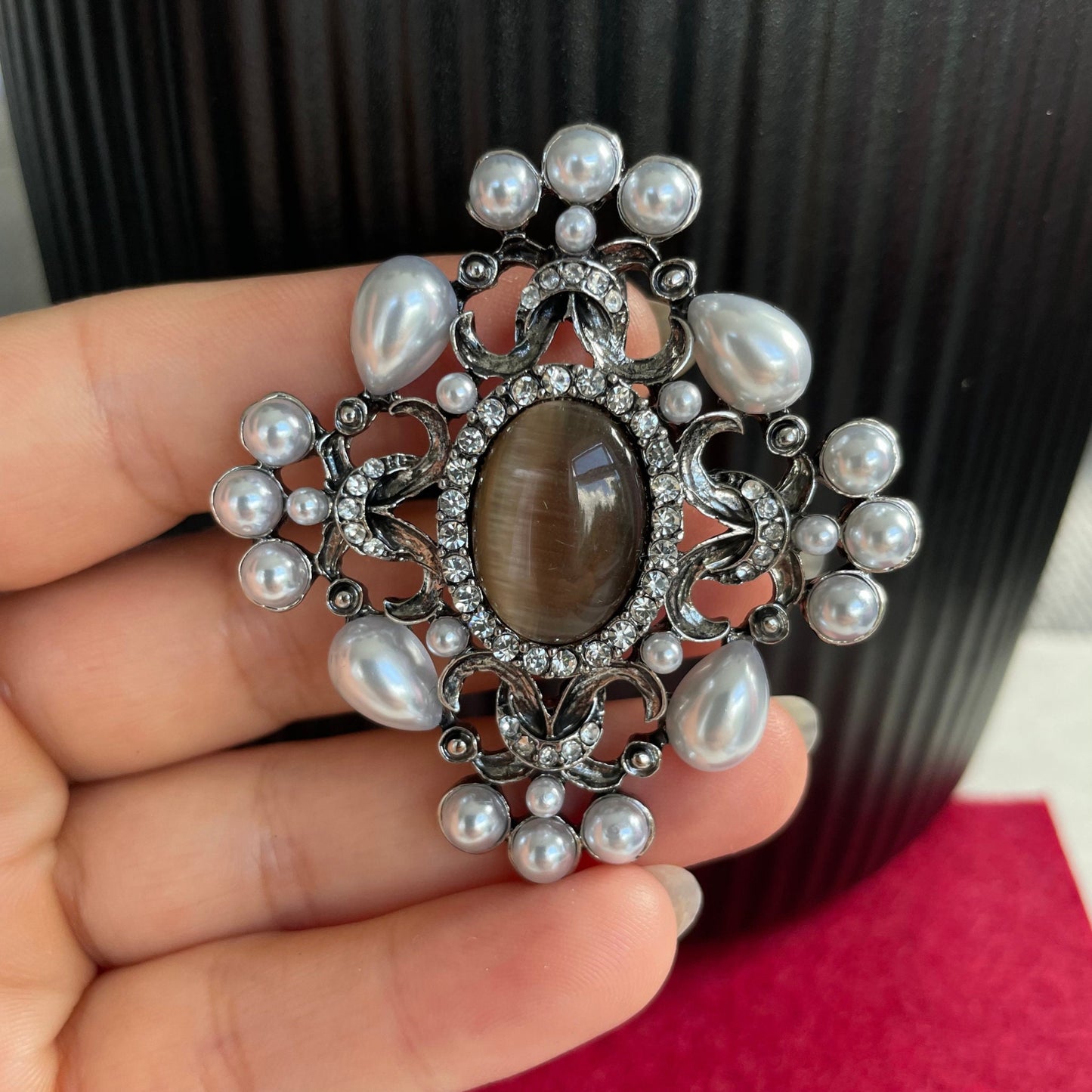 Vintage style pearl silver pin brooch