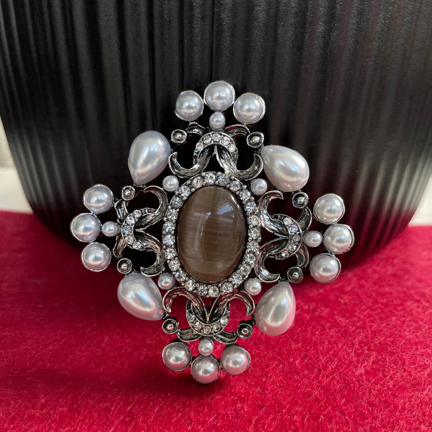 Vintage style pearl silver pin brooch