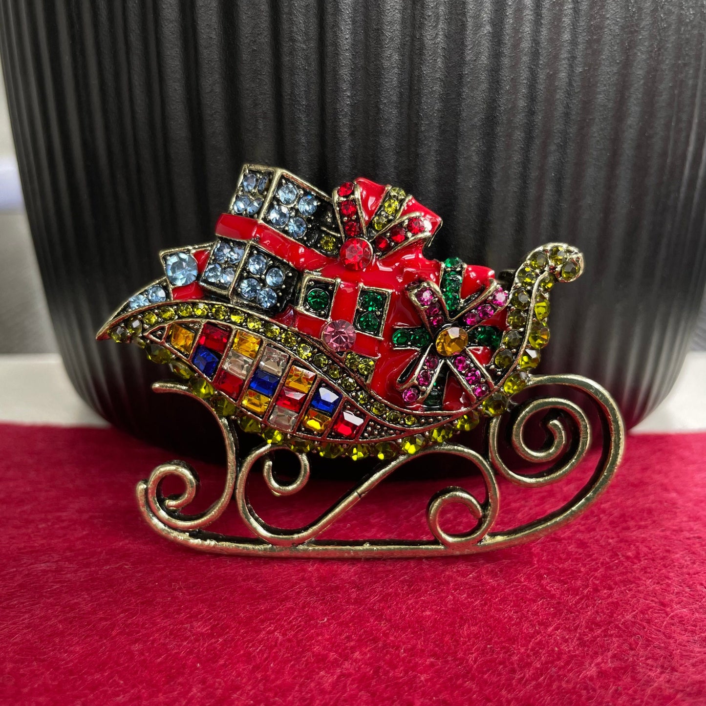 Charming Santa sleigh presents gold pin brooch