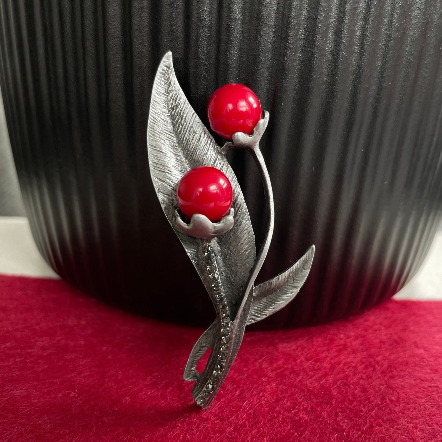 Red flower pearl silver pin brooch