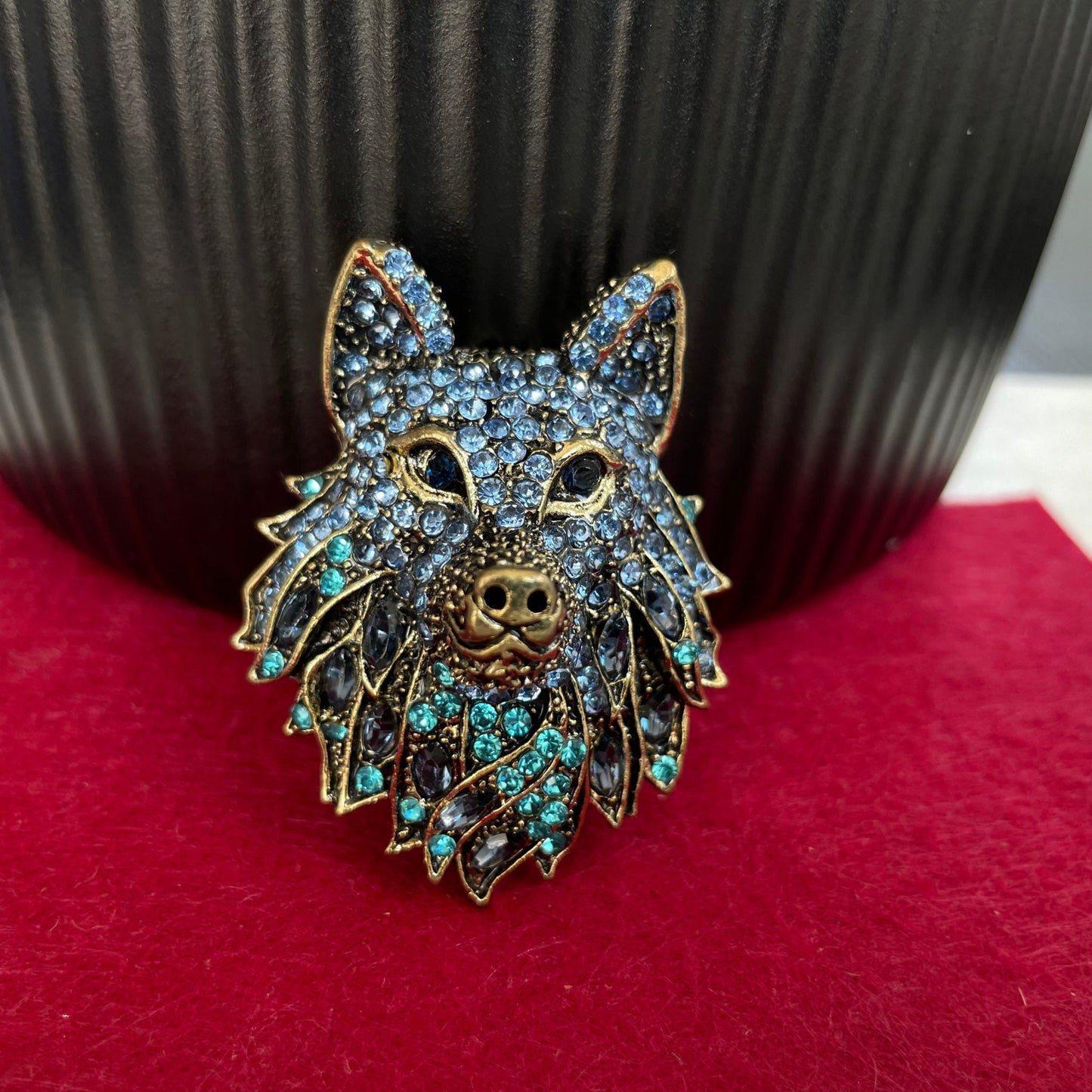 Vintage style wolf head gold pin brooch