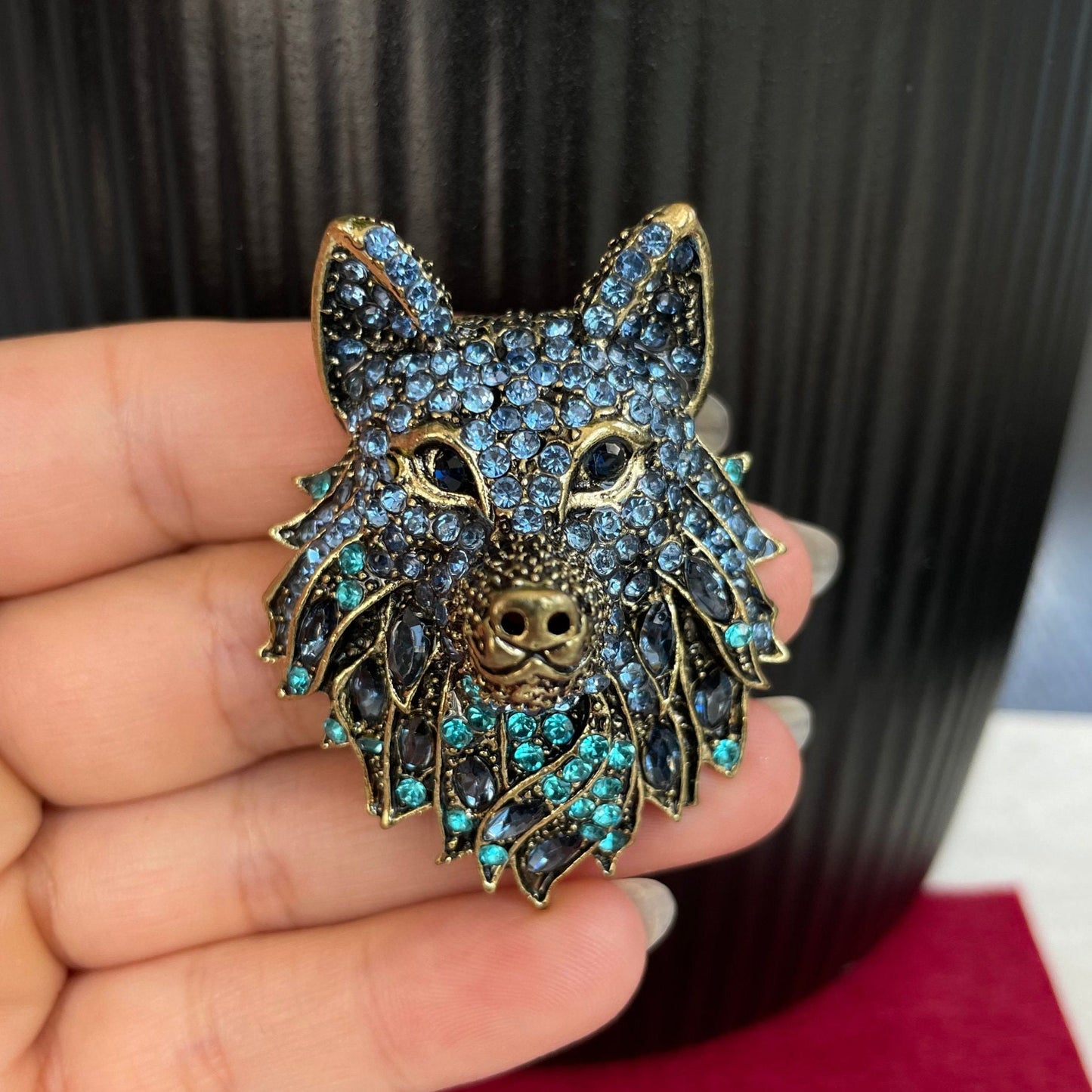 Vintage style wolf head gold pin brooch