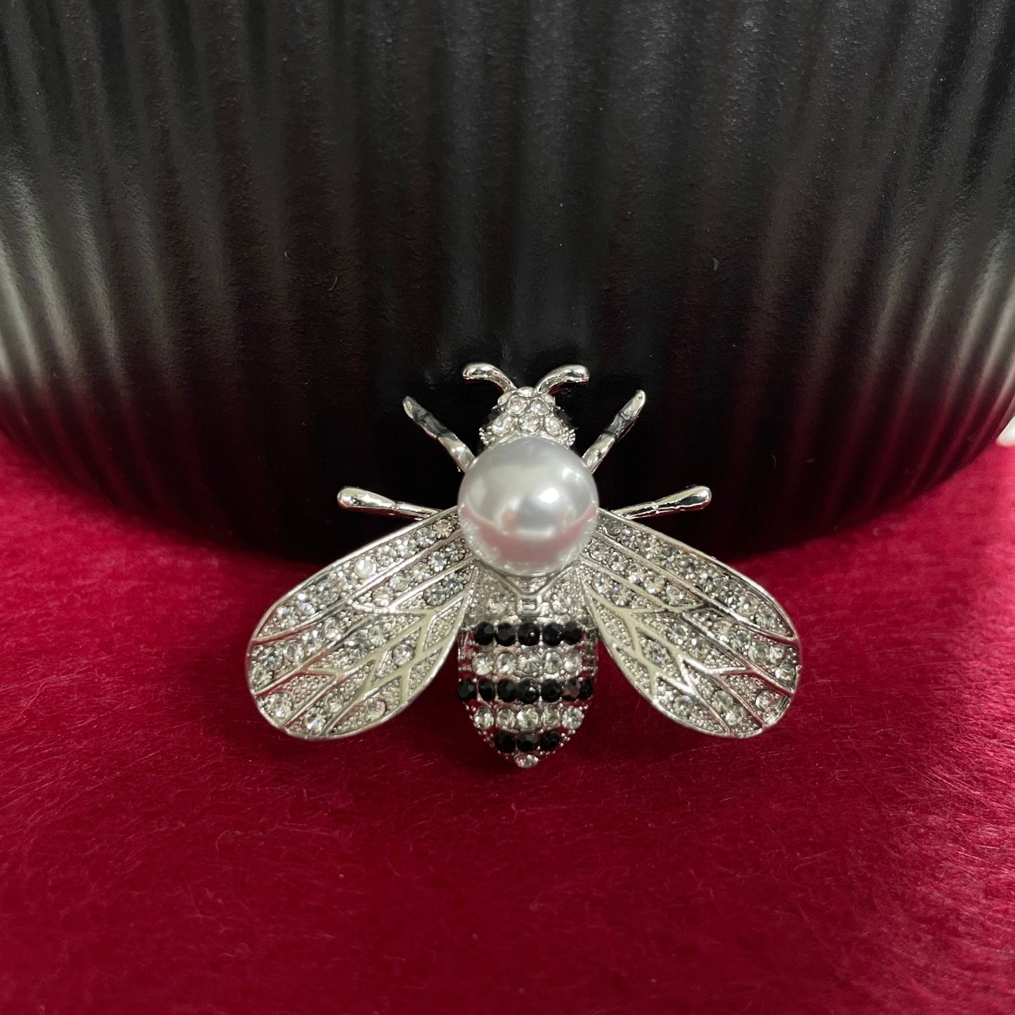 Vintage style bee pearl silver pin brooch