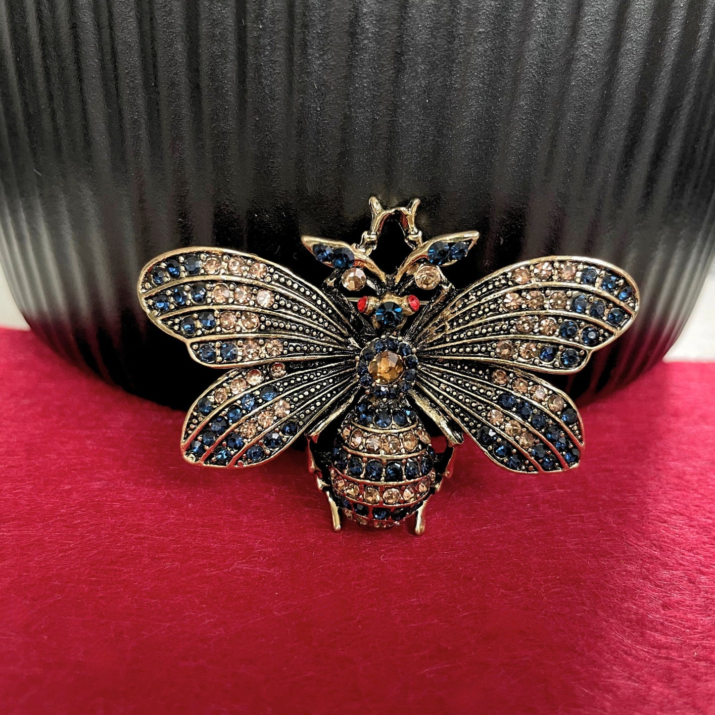 Vintage style larger bee gold pin brooch